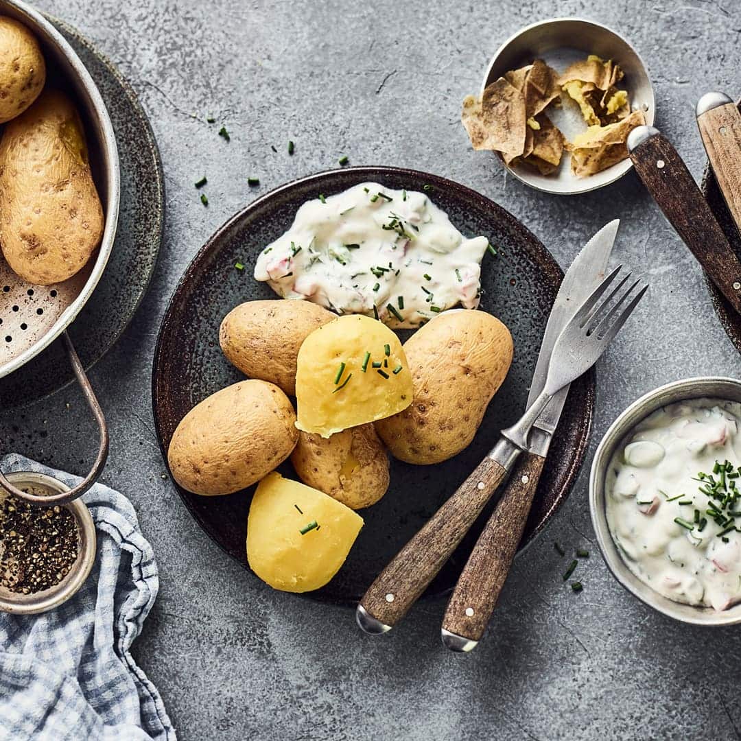 Neue Kartoffeln und ein selbstgemachter würziger Dip aus Bärlauch, Frühlingszwiebel, Schmand und Tomate - ein Genuss im Frühling.