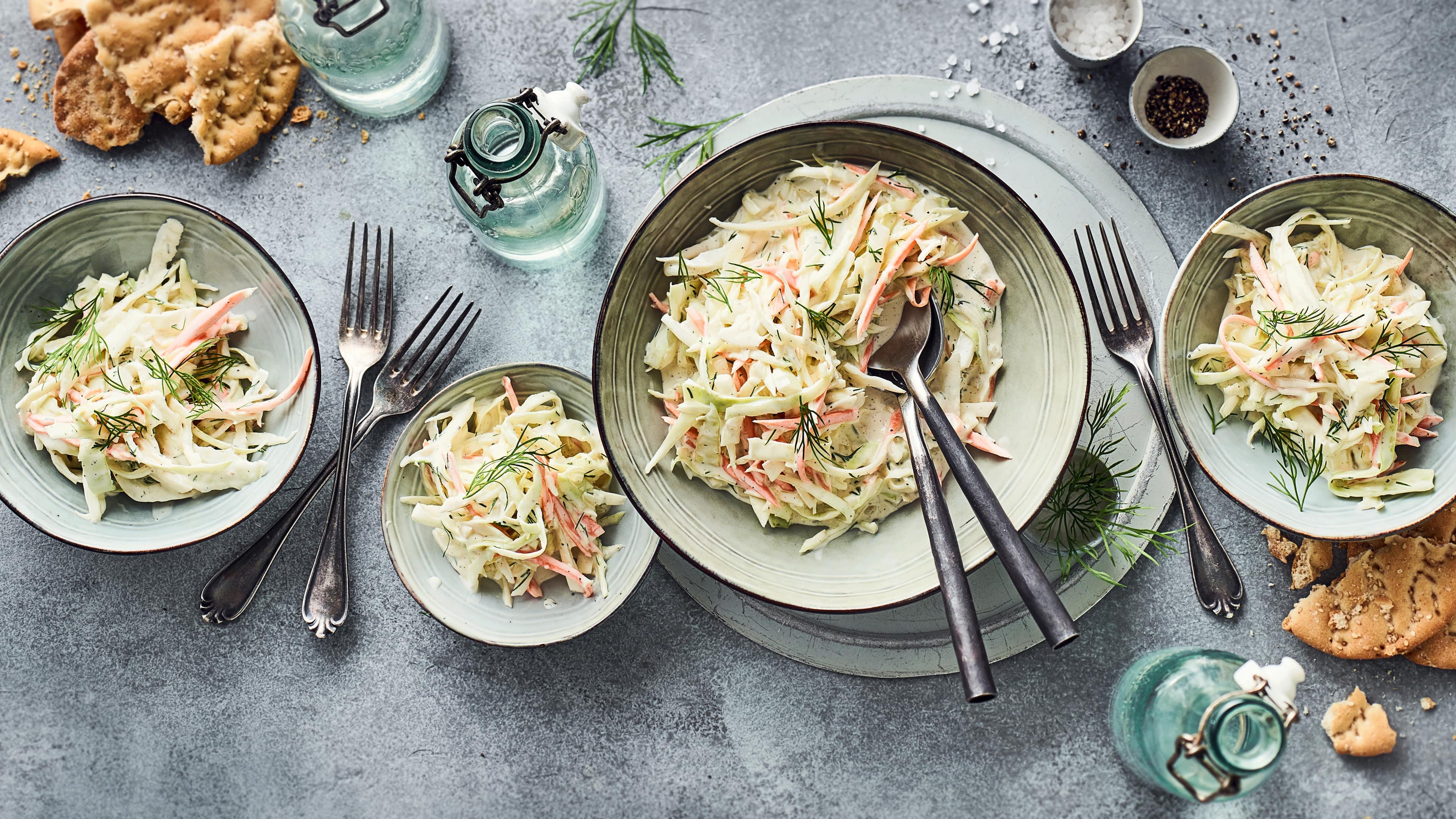 Veganer Coleslaw Coleslaw passt bekanntlich perfekt zu Burgern oder als kleine Beilage – und das geht auch vegan! Probieren Sie unser Rezept für selbstgemachten veganen Coleslaw einfach einmal aus.