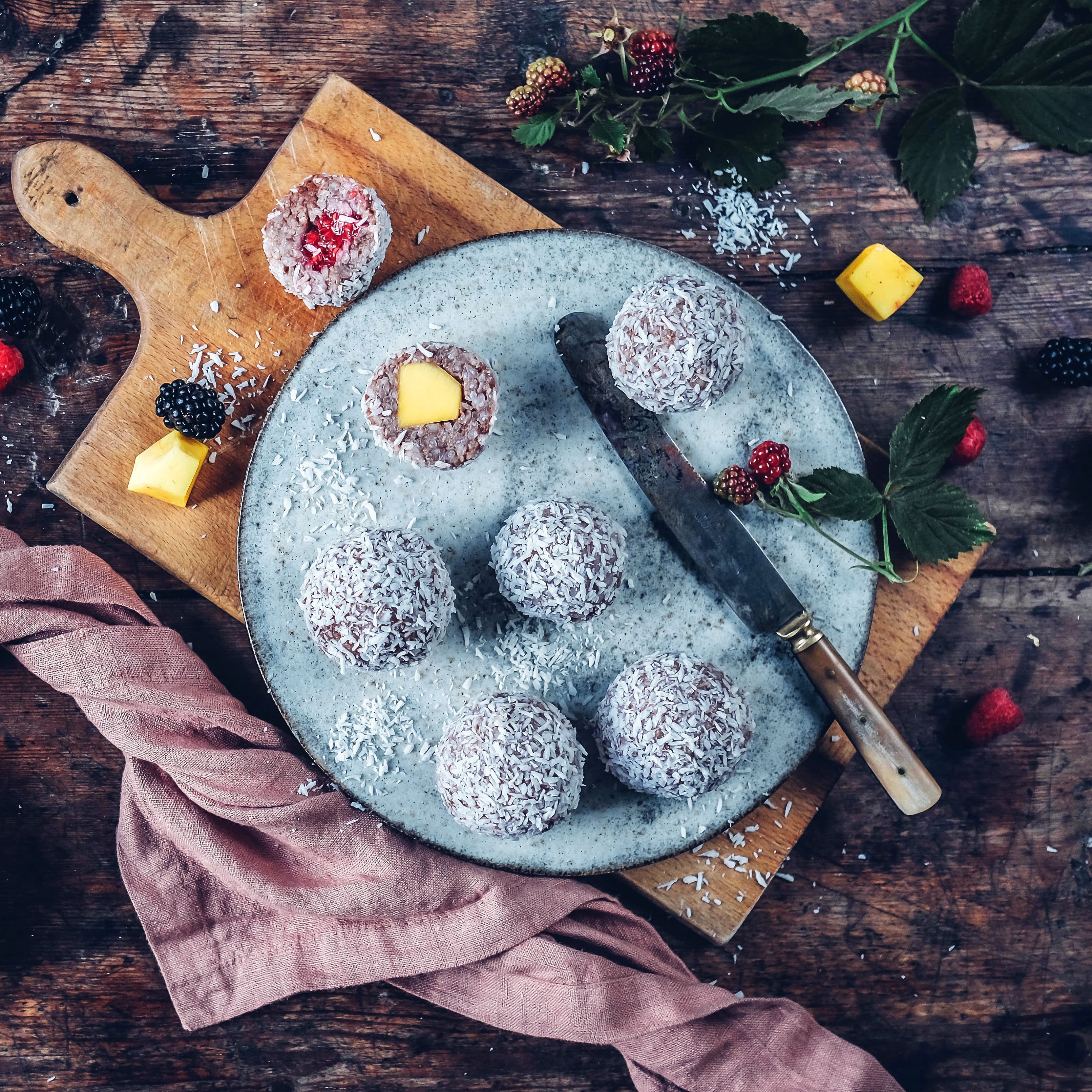 Ein Dessert, was nicht nur super lecker schmeckt, sondern auch voller Power steckt: Selbstgemachte Kokos-Reisbällchen mit Himbeeren, Brombeeren und Mango.