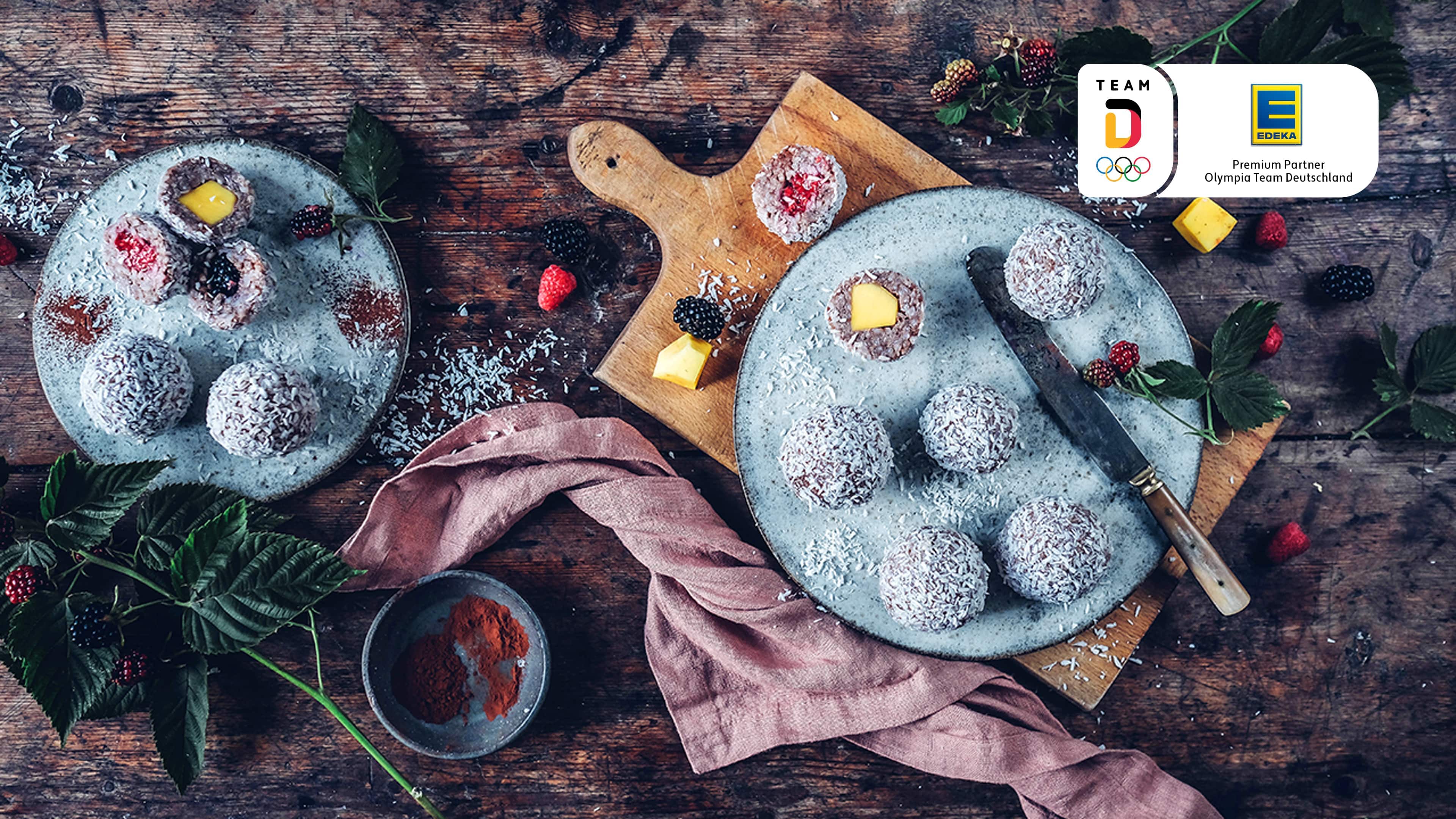 Kokos-Reisbällchen mit Früchten Ein Dessert, was nicht nur super lecker schmeckt, sondern auch voller Power steckt: Selbstgemachte Kokos-Reisbällchen mit Himbeeren, Brombeeren und Mango.