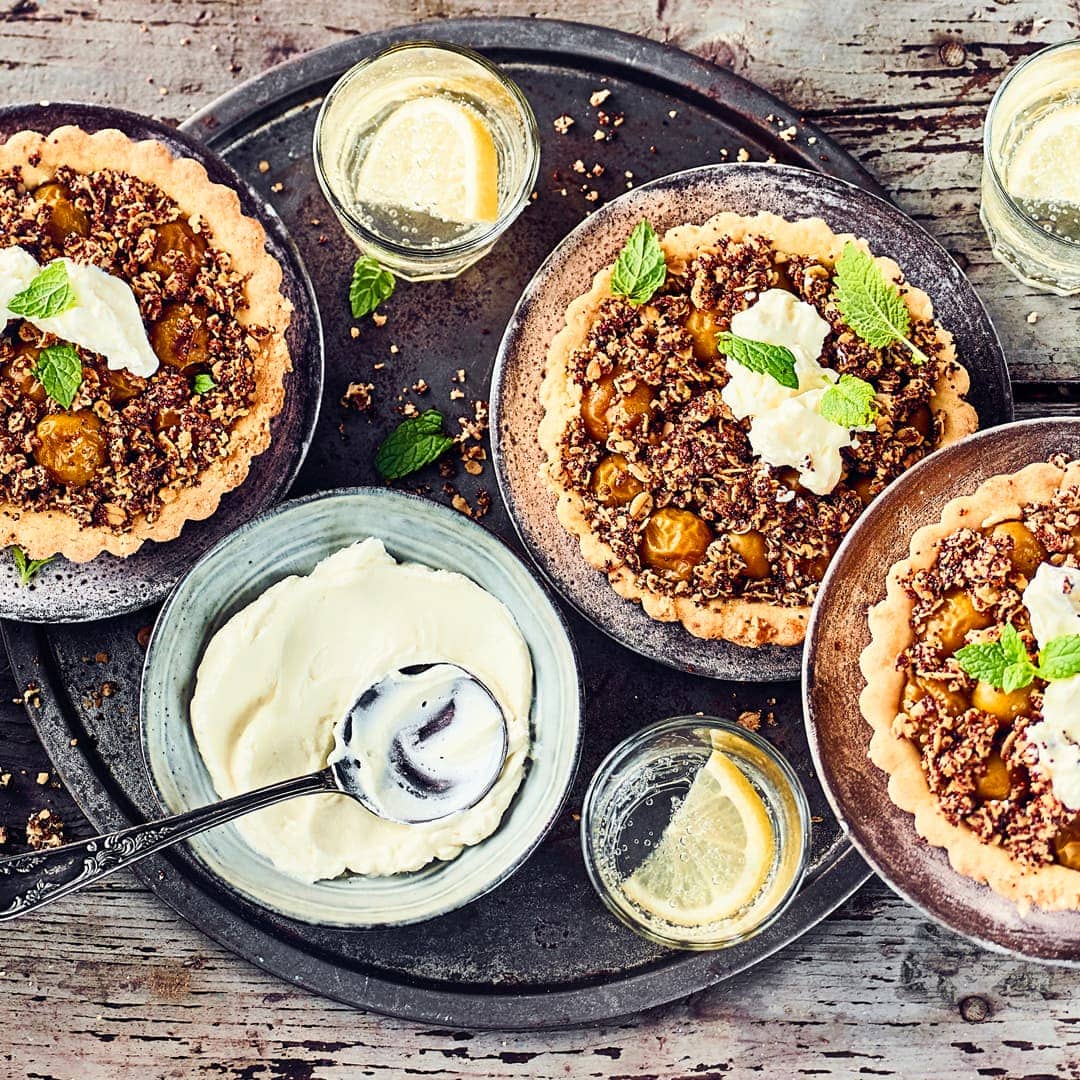 Schön sommerlich, fruchtig und süß - Probieren Sie unsere köstlichen Mirabellentörtchen mit selbstgemachten Quinoa-Hafer-Streusel.