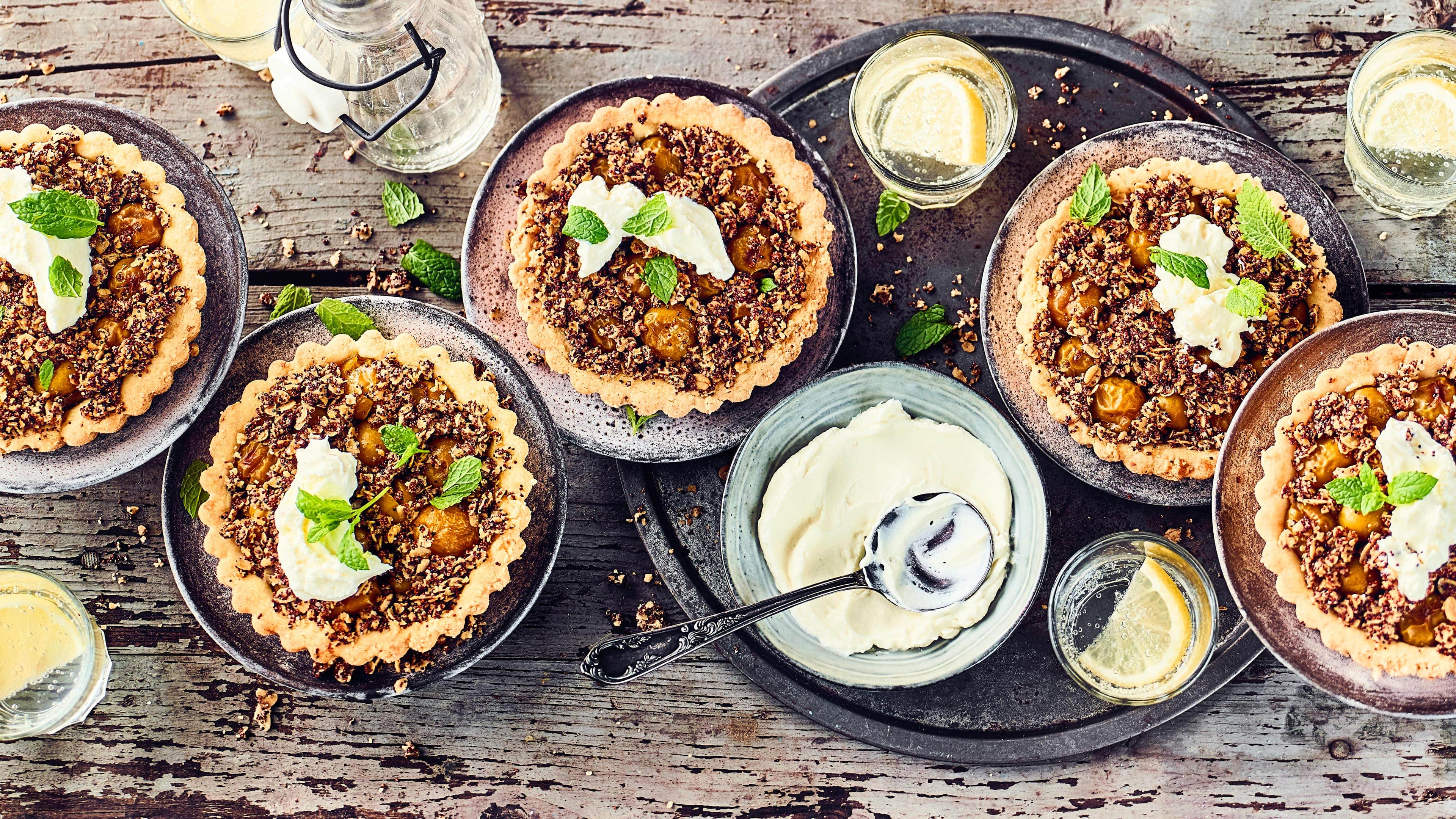 Mirabellentörtchen Schön sommerlich, fruchtig und süß - Probieren Sie unsere köstlichen Mirabellentörtchen mit selbstgemachten Quinoa-Hafer-Streusel.