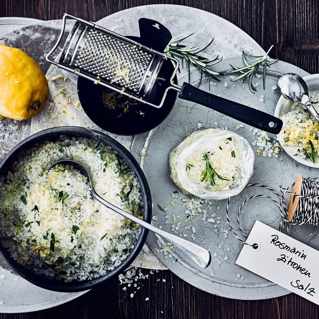 Rosmarin, Zitronen, grobes Meersalz - mehr Zutaten brauchen Sie gar nicht für ein selbst gemachtes, sommerliches Rosmarin-Zitronen-Salz. Besonders gut eignet es sich für vegetarische Gerichte oder zum Marinieren von Fisch.
