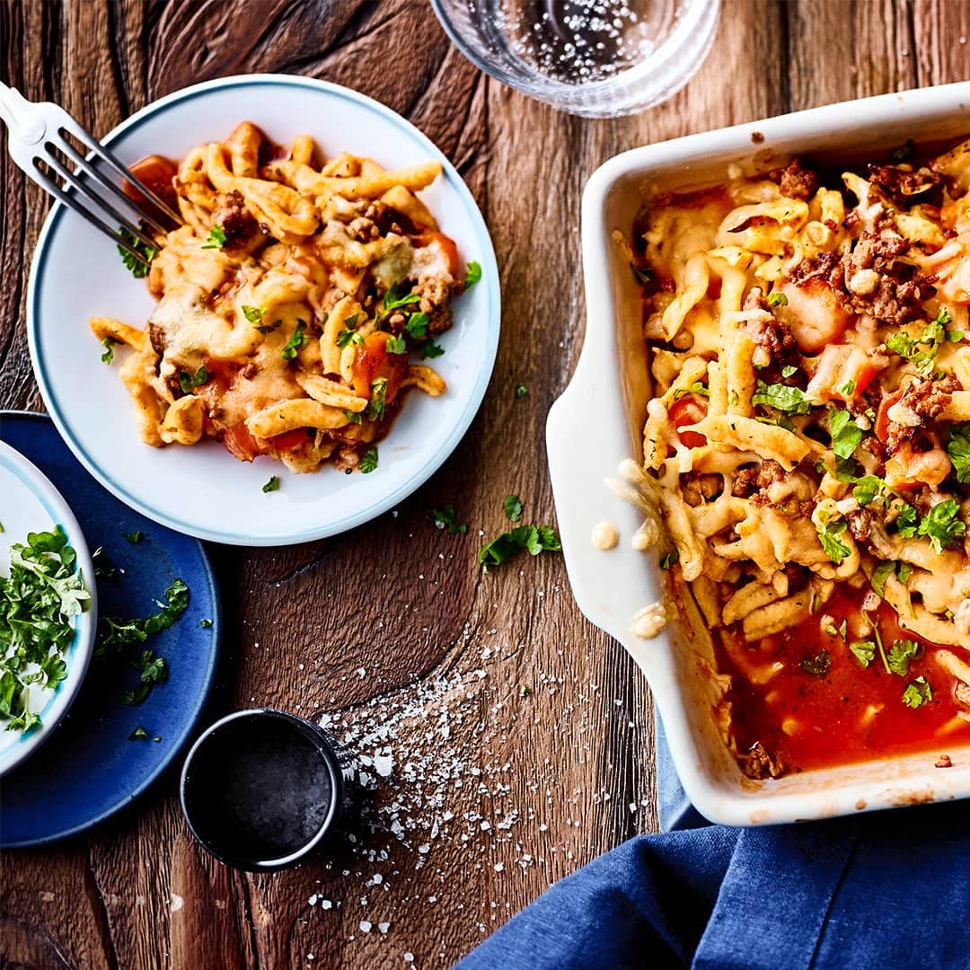 Würzige Hausmannskost servieren wir Ihnen in Auflaufform bei unserem Rezept für selbstgemachten Spätzle-Auflauf mit Hack und Champignons.