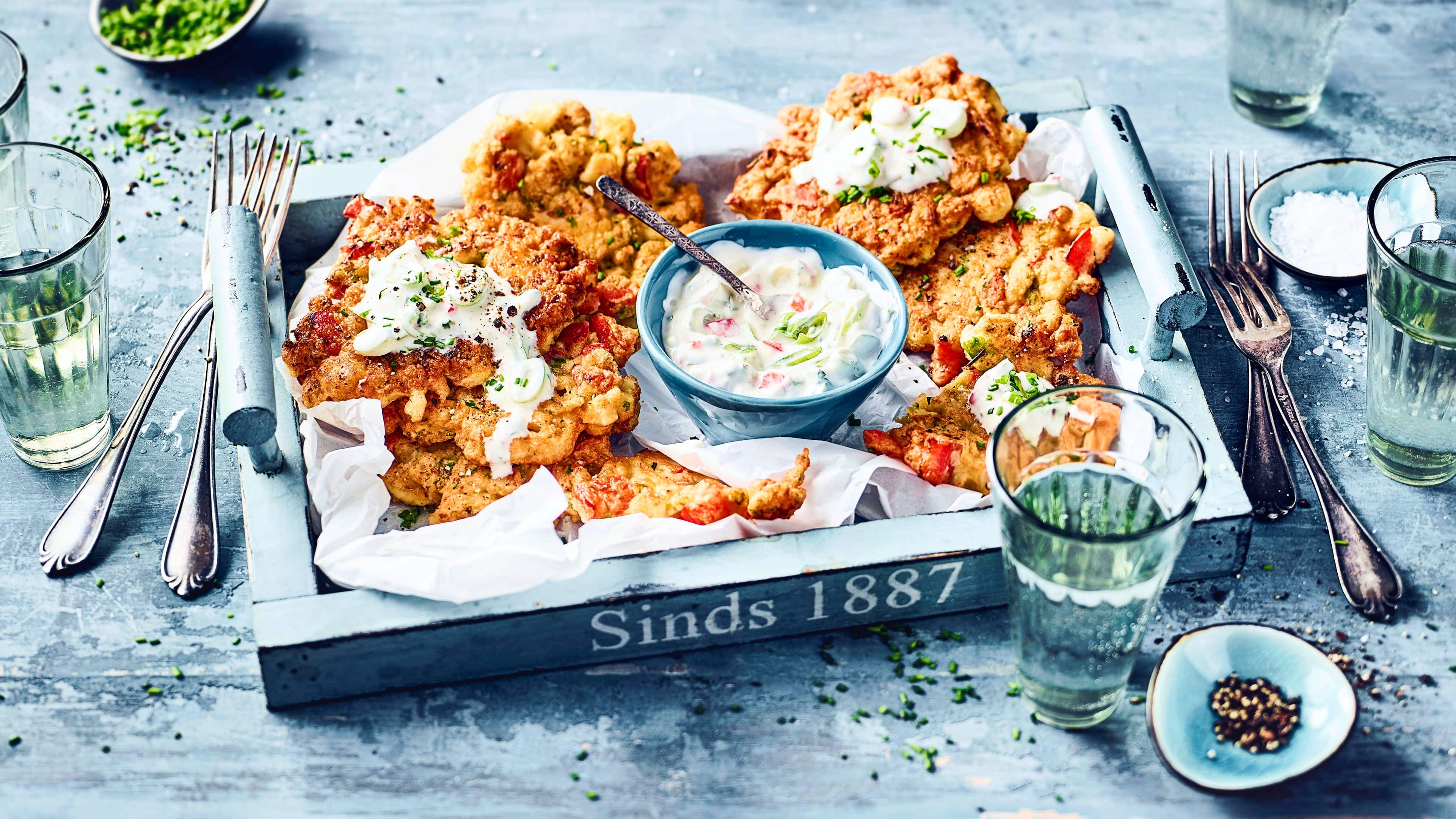Blumenkohl-Küchlein Leckere kleine Küchlein aus gekochtem Blumenkohl mit einem Frühlingszwiebel-Dip - ein schnelles Mittagessen oder auch als Beilage für Abends eine Möglichkeit.