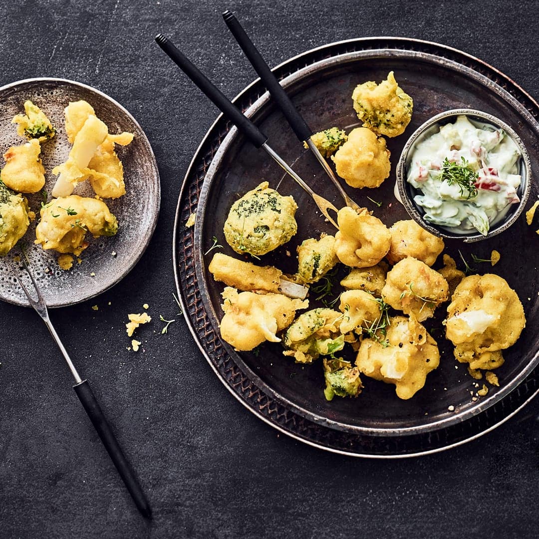 Einfacher Snack für mittags, zum Picknick oder als Beitrag zum Buffett: Verschiedene Gemüsesorten ausgebacken mit einem veganem Avocado-Dip.