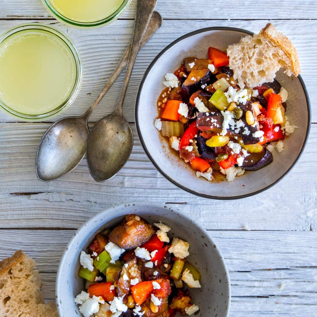 Ob als Beilage zu Pasta, Fleisch oder Fisch oder als eigene Hauptspeise: Die Caponata ist ein süßsaures Gericht aus Sizilien und kann auch kalt als Vorspeise serviert werden.
