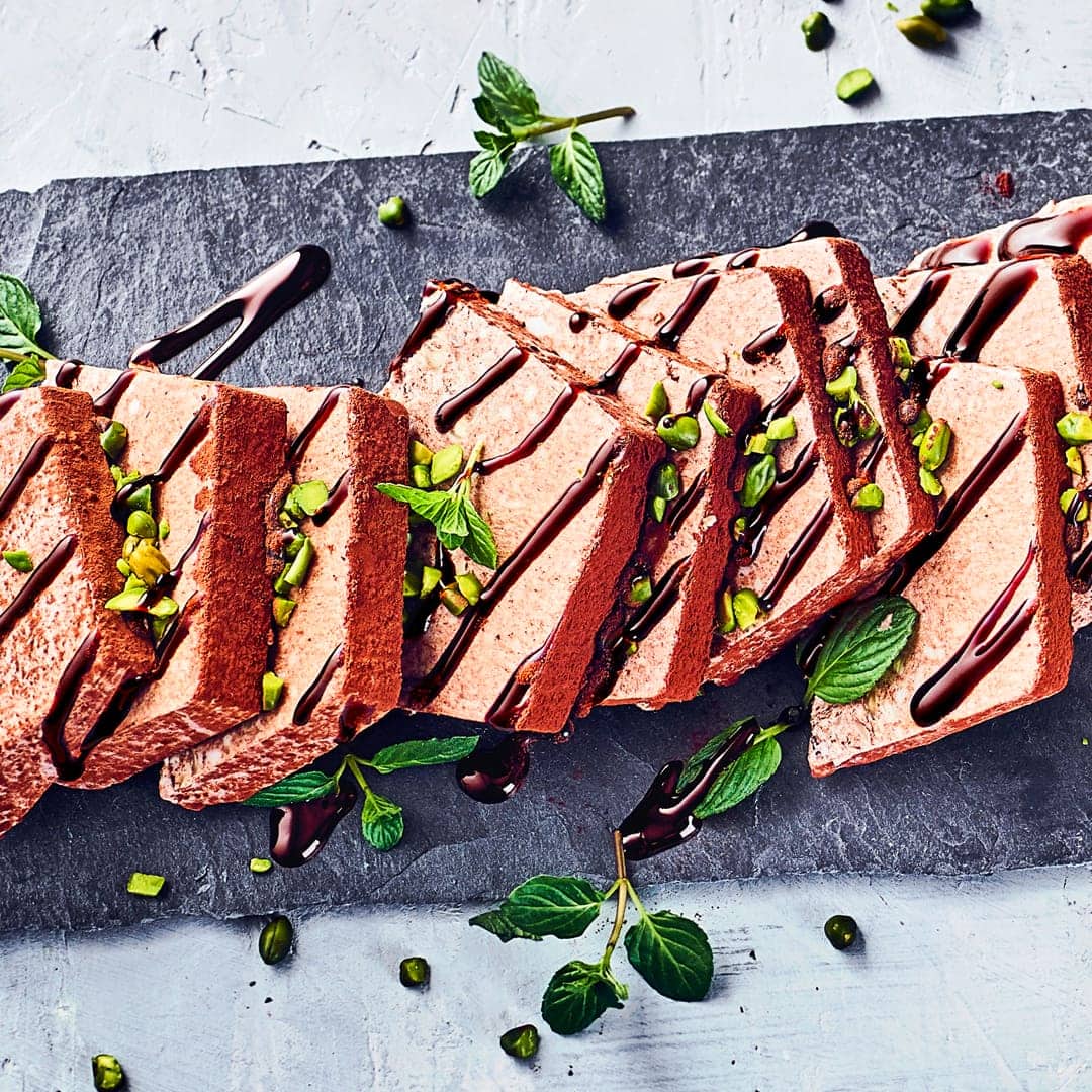 Semifreddo oder auch „Halbgefrorenes“ lässt sich in vielen Sorten herstellen und schmeckt mindestens so lecker wie Eis. Einfach einmal ausprobieren!