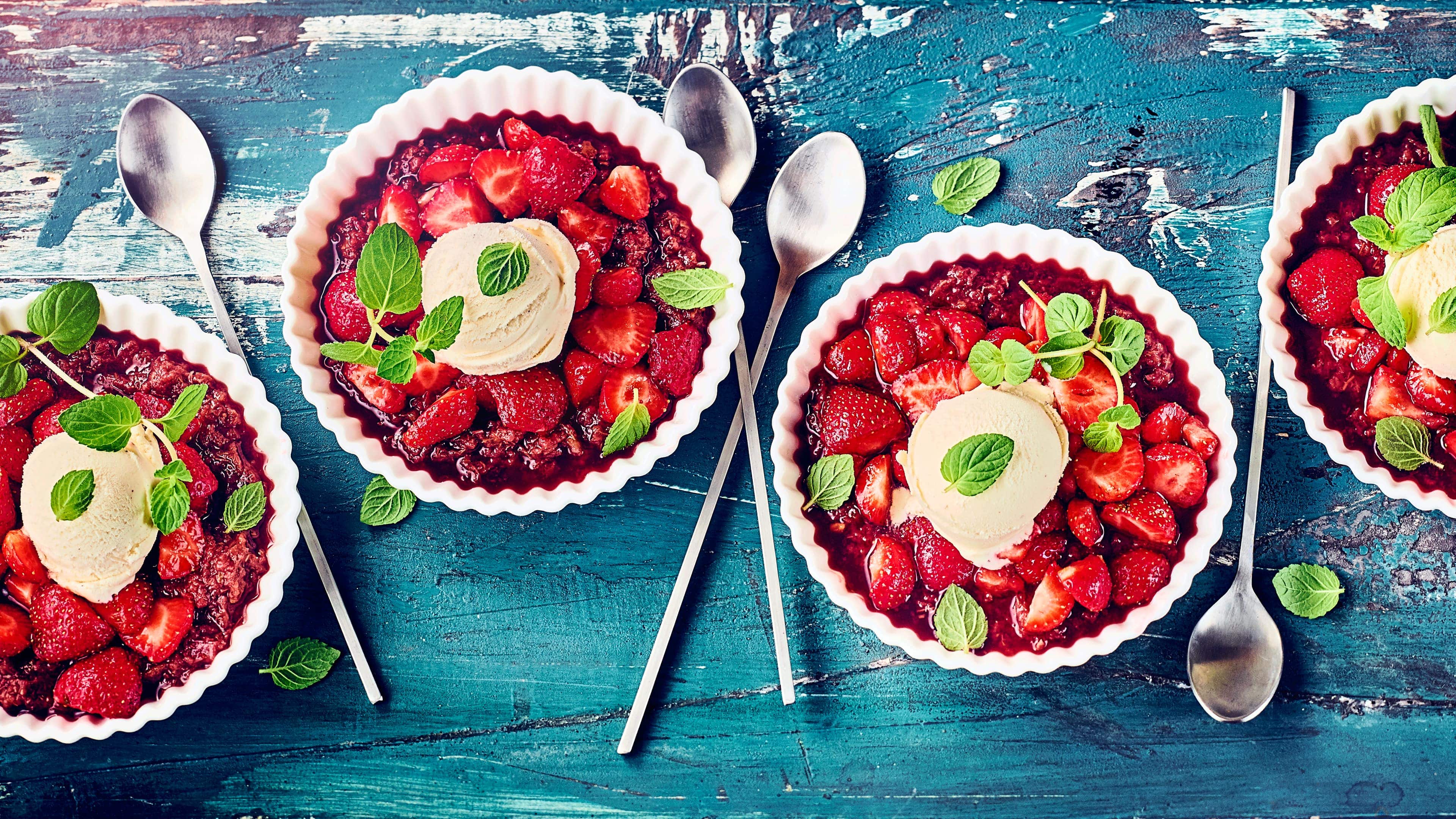Erdbeer-Cremedessert Fruchtiger Nachtisch: Genießen Sie frische Erdbeeren in einer Marinade aus Honig und Zitronenschale auf einer Rhabarber-Dattel-Creme mit Vanille-Eis!