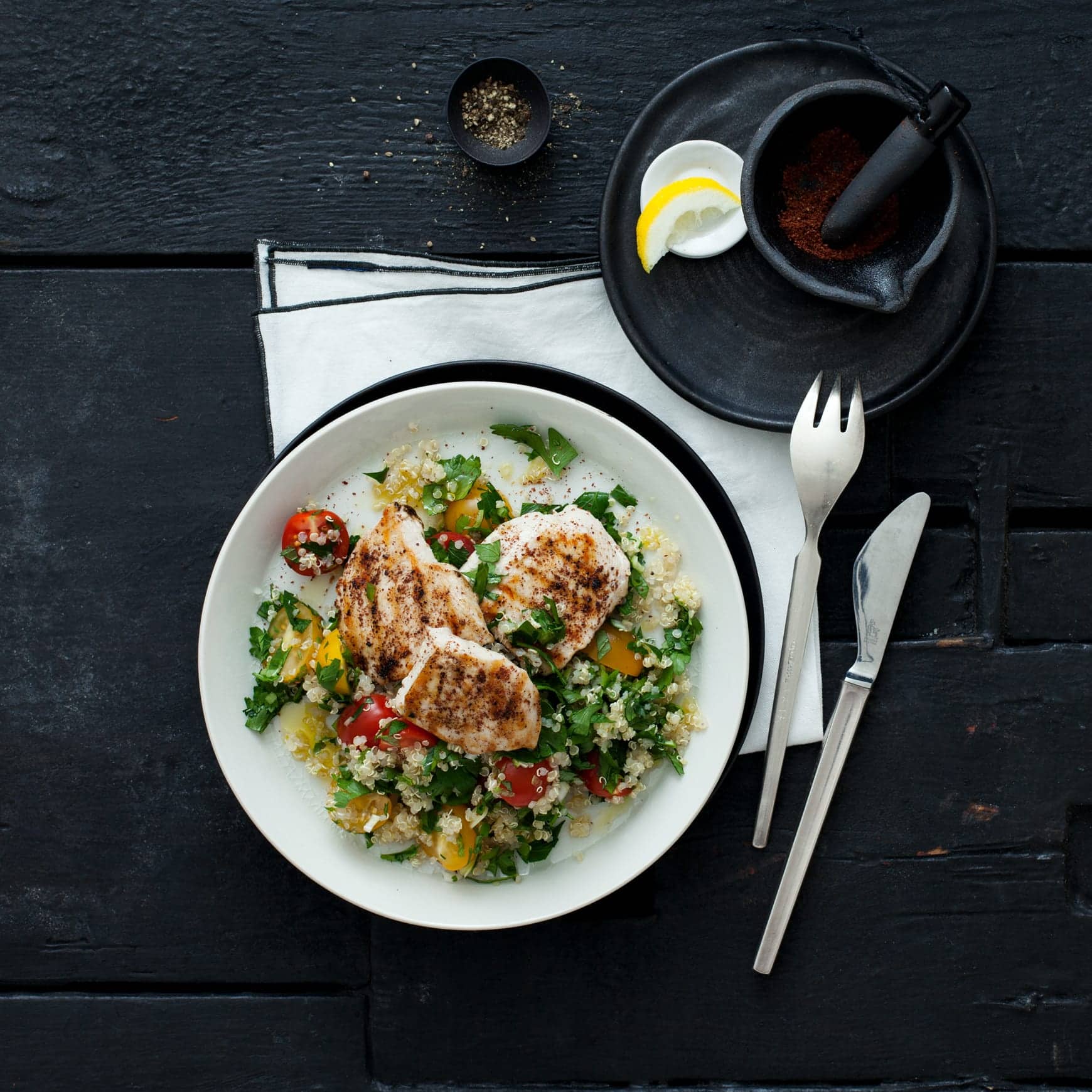 Dieses Tischgewürz wird auch "sizilianischer Zucker" genannt und ist in vielen orientalischen Ländern sehr beliebt: Probieren Sie unser Hähnchen in Sumach-Öl-Marinade mit Quinoa, Cocktailtomaten und Minze!