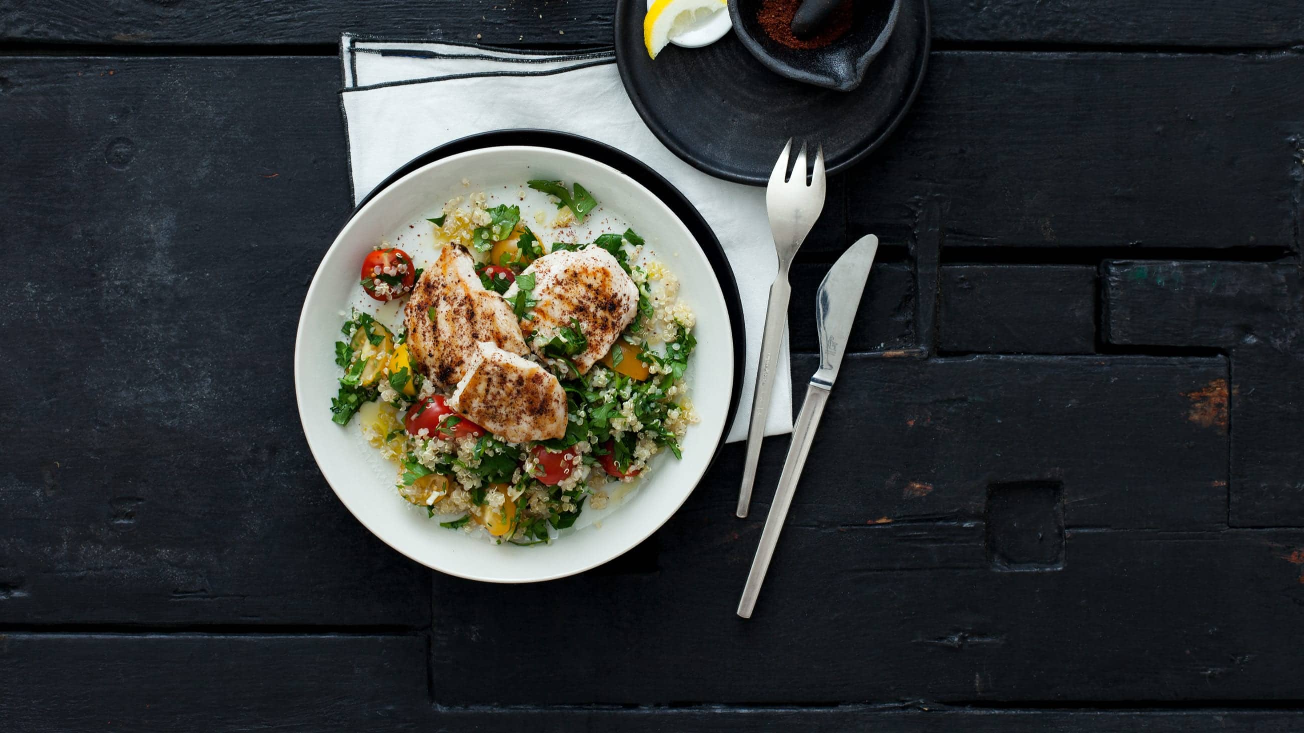 Sumach-Hähnchen Dieses Tischgewürz wird auch "sizilianischer Zucker" genannt und ist in vielen orientalischen Ländern sehr beliebt: Probieren Sie unser Hähnchen in Sumach-Öl-Marinade mit Quinoa, Cocktailtomaten und Minze!