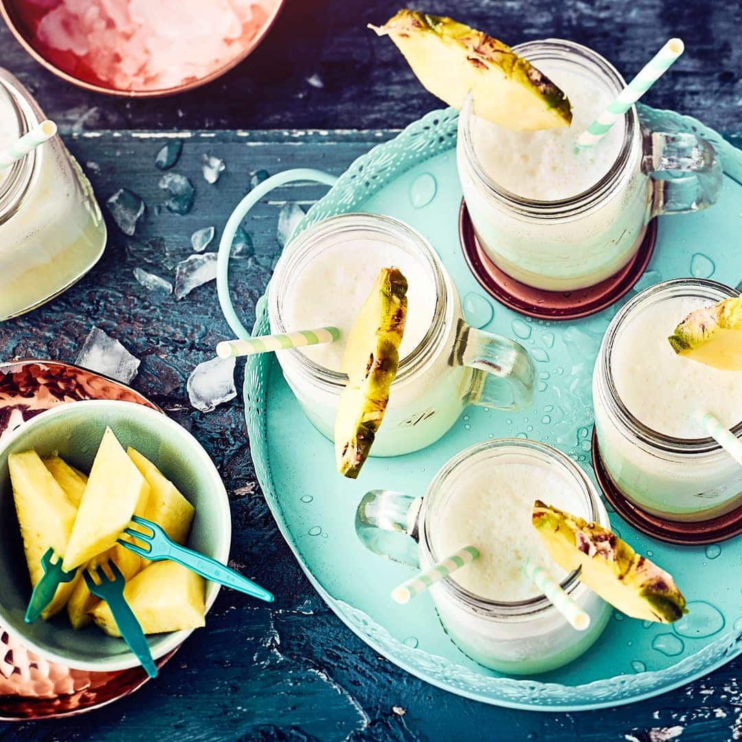 Cremige Piña Colada mit Rum, Kokoslikör, Sahne und Ananassaft: Der Cocktail-Klassiker aus der Karibik in 10 Minuten zubereitet.