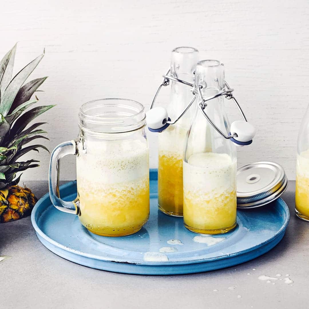 Unser Rezept für diesen exotischen Ananas-Apfel-Drink ist herrlich erfrischend und in nur 10 Minuten zubereitet – probieren Sie es gleich mal aus!