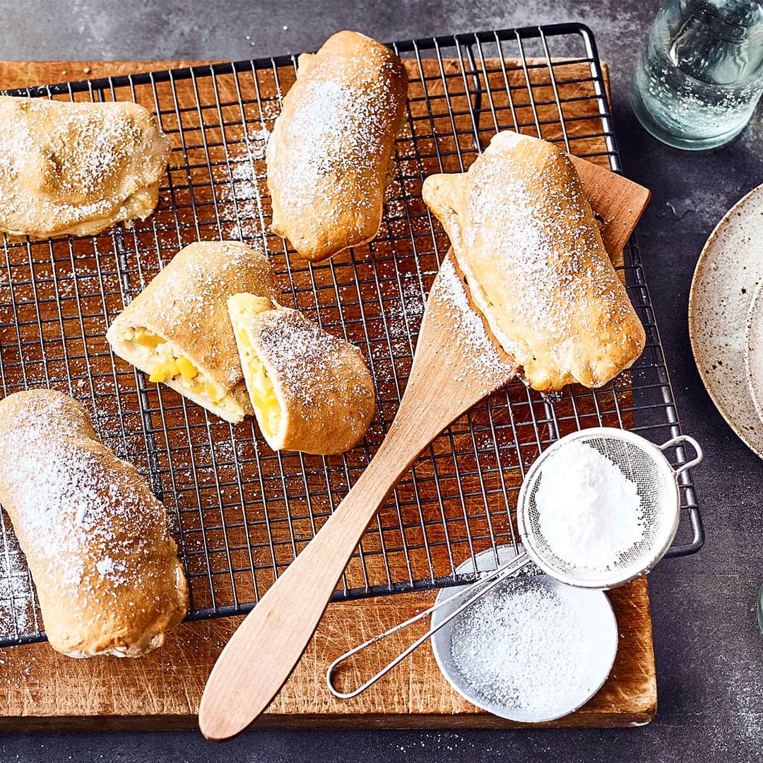 Dieses Gericht ist etwas für wahre Schleckermäulchen: Probieren Sie unsere süße Calzone vom Grill aus frischem Hefeteig mit einer sahnigen Füllung aus Mascarpone, Mango und Pistazienkernen!