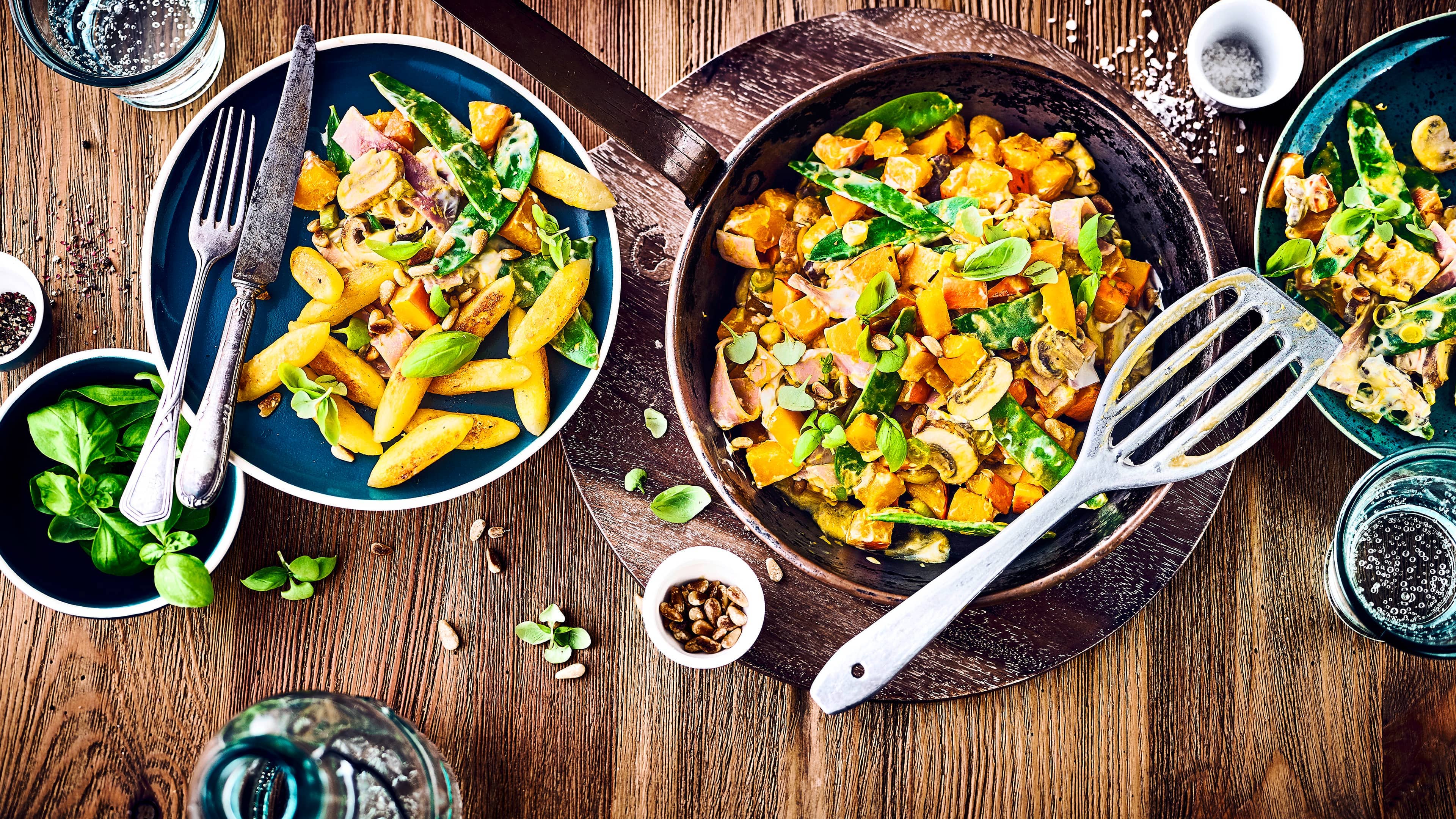 Kürbispfanne mit Schinken Deftiges Herbstgericht: Bereiten Sie in unter 30 Minuten unsere leckere Kürbispfanne mit gekochtem Schinken, Pilzen, Kaiserschoten und Schupfnudeln zu!