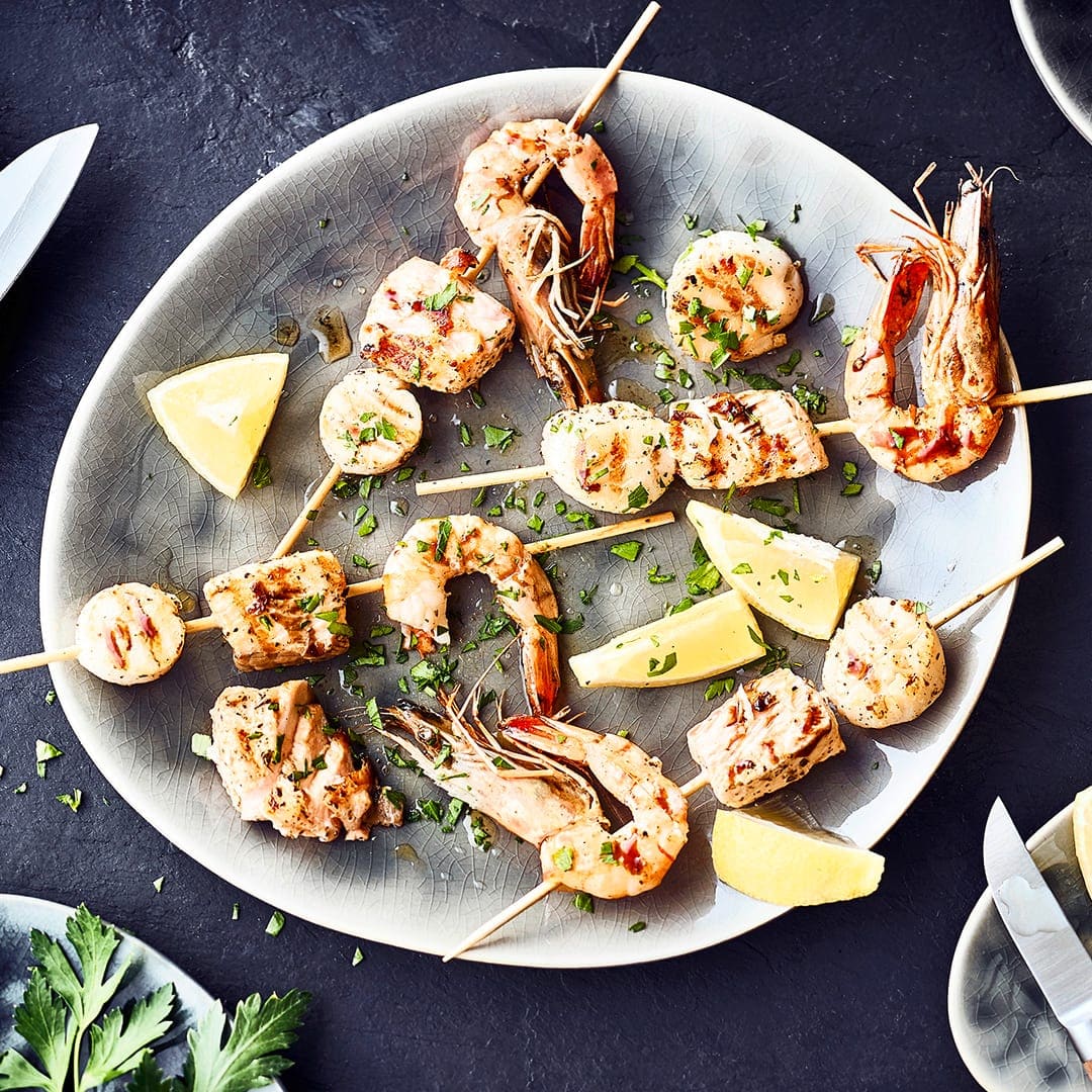 Mögen Sie die portugiesische Küche? Dann probieren Sie unsere Tapas mit Meeresfrüchten: Lachsfilet, Garnelen und Jakobsmuscheln in einer Marinade aus Zitronensaft, Oregano und Öl am Spieß gegrillt - pikant und lecker!