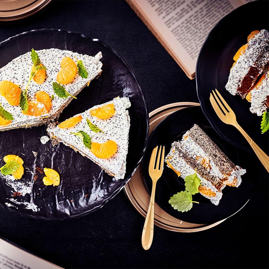 Verwöhnen Sie Ihre Liebsten mit diesem fruchtigen Dessert: Probieren Sie unsere Törtchen mit Rührteigboden und feiner Creme aus Sahne, Blaumohn und Mandarinen – zubereitet in 30 Minuten!