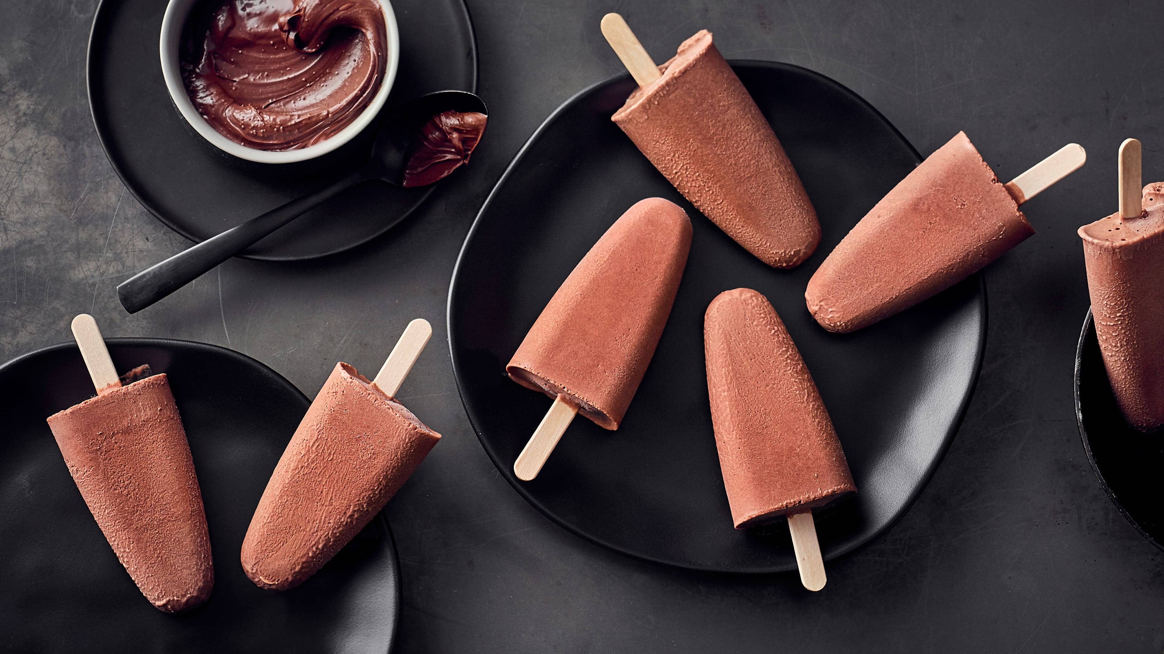 Selbstgemachtes Nutella-Eis Dieses Sommer-Dessert schmeckt Groß und Klein: Probieren Sie unser Rezept für selbstgemachtes Nutella-Eis mit Vanillezucker, Eigelb, Kakaopulver und Sahne – in 25 Minuten zubereitet!