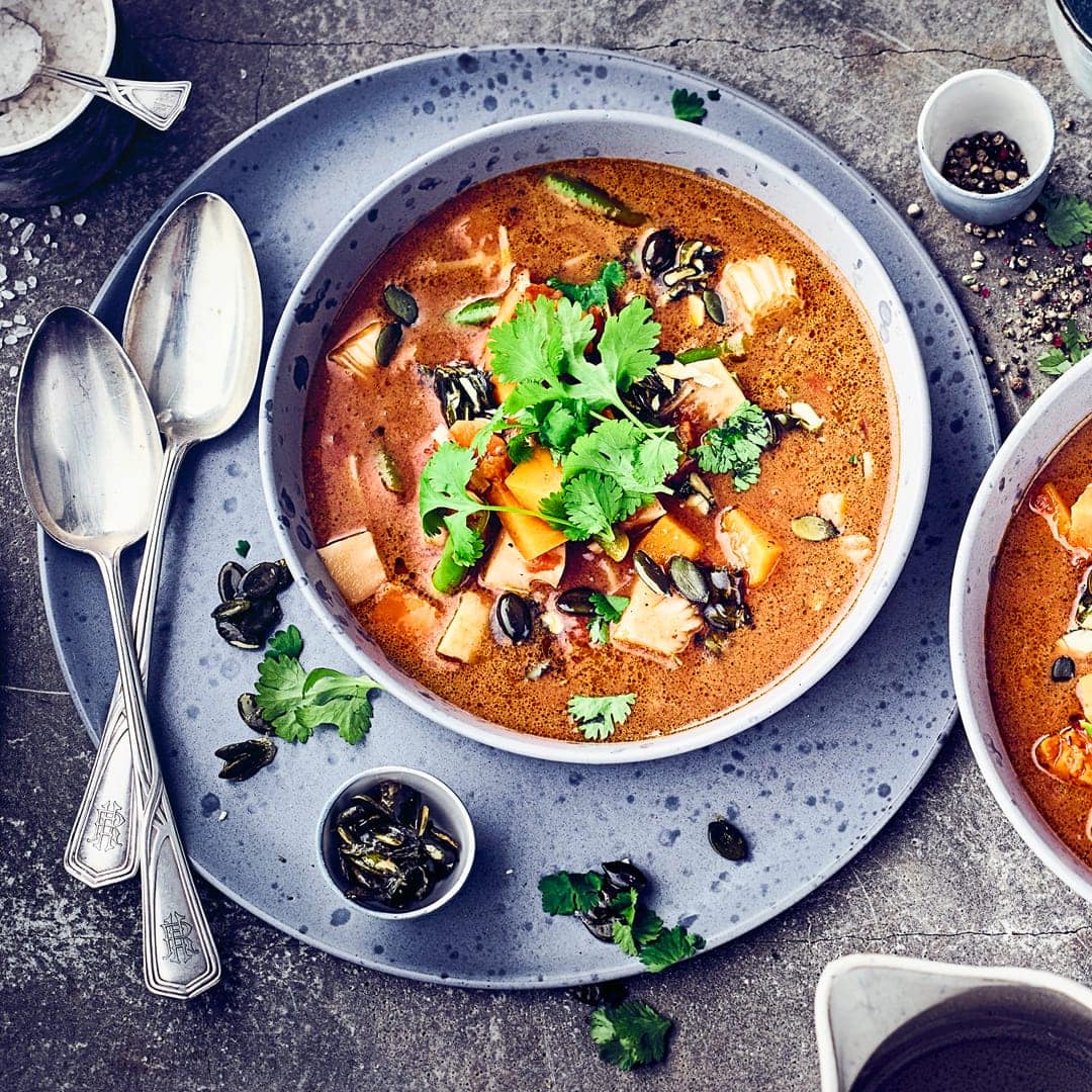 Ein wärmender, cremiger Eintopf für kalte Herbsttage. Probieren Sie einmal die Kombination aus Kürbis, Jackfruit und Süßkartoffeln in unserem Kürbis-Süßkartoffel-Eintopf mit Kokosmilch!