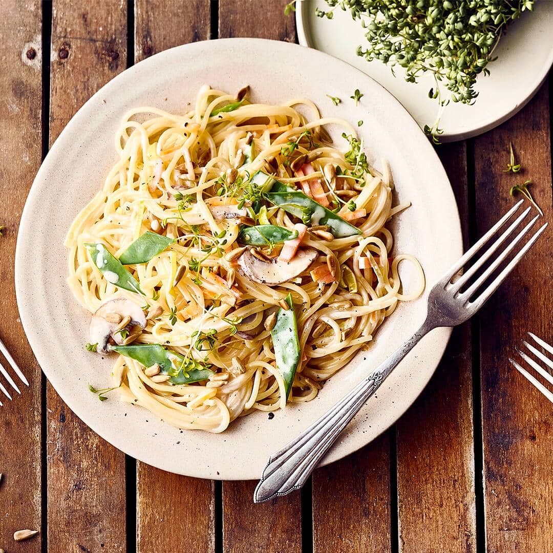 Eine Pasta-Variante für den Sommer: Spaghetti mit Zuckerschoten und Champignons in einer Zitronen-Sahne-Sauce.