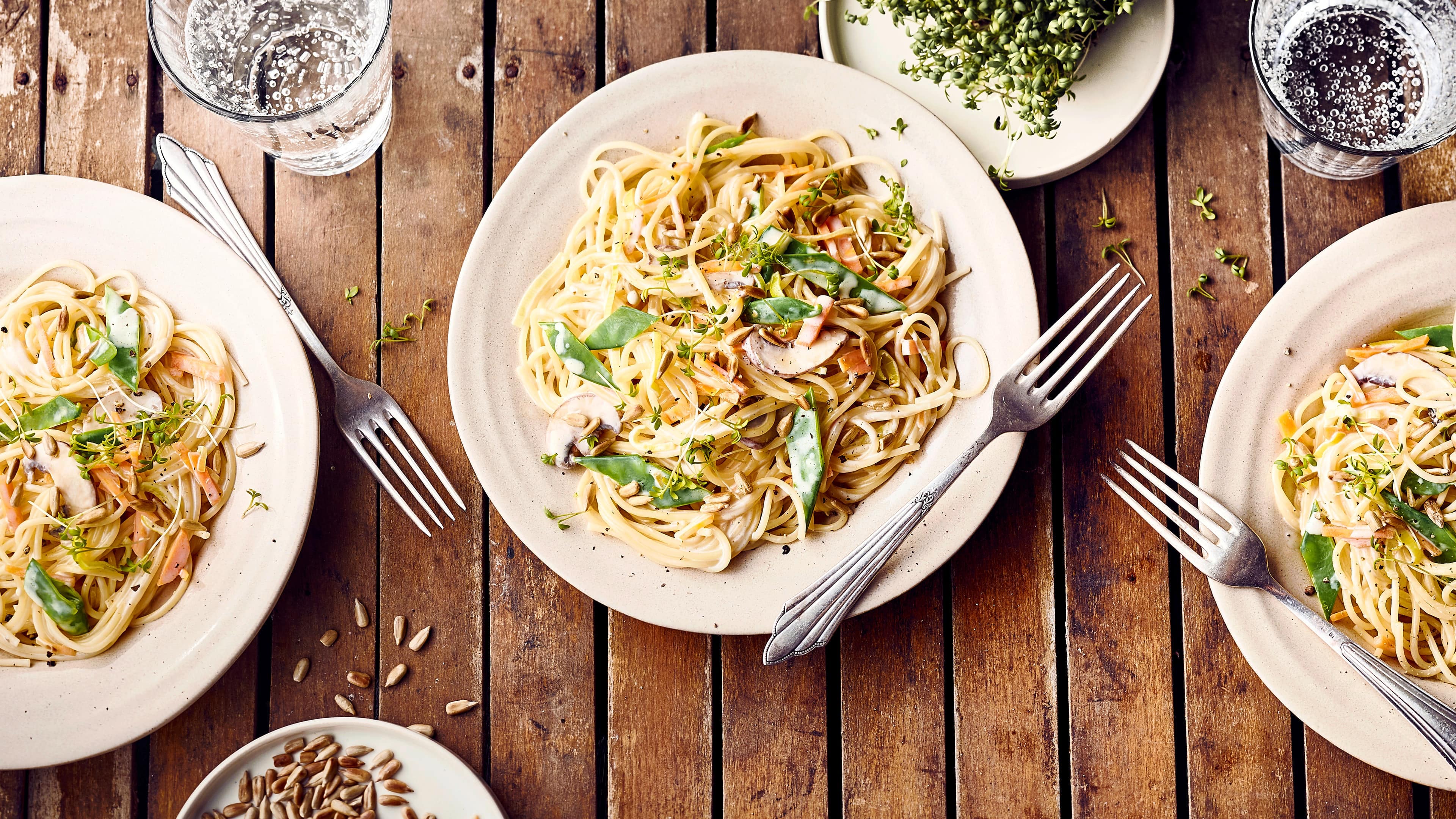 Gemüse-Zitronen-Nudeln Eine Pasta-Variante für den Sommer: Spaghetti mit Zuckerschoten und Champignons in einer Zitronen-Sahne-Sauce.