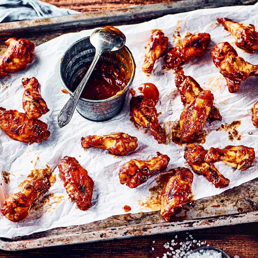Mit unserem Rezept gelingt Ihnen dieser Grill-Klassiker ganz bestimmt: Knusprig gebratene Chicken Wings mit Barbecue-Soße und Tabasco!