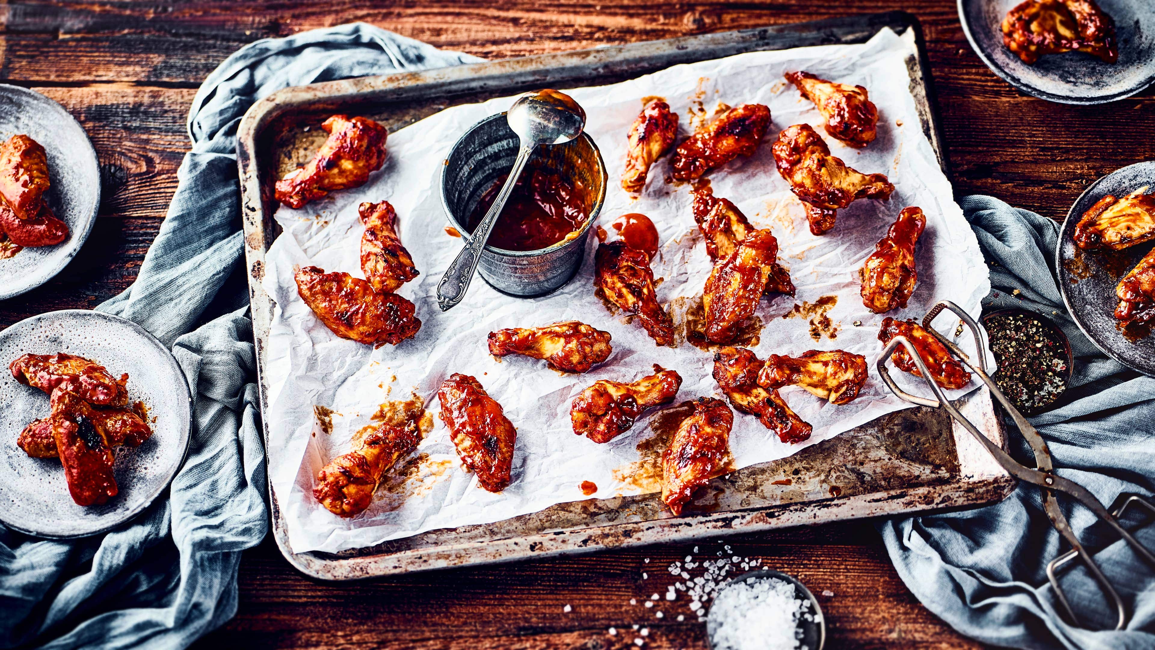 Barbecue-Chicken Wings Mit unserem Rezept gelingt Ihnen dieser Grill-Klassiker ganz bestimmt: Knusprig gebratene Chicken Wings mit Barbecue-Soße und Tabasco!