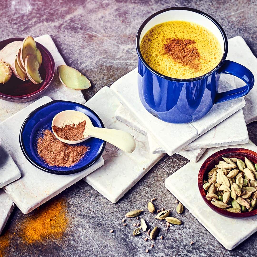 Dieses Heißgetränk, das auch als „Kurkuma-Latte“ bekannt ist, soll wach machen und die Abwehrkräfte stärken.  Alles dank der Kraft der Kurkuma-Wurzel.