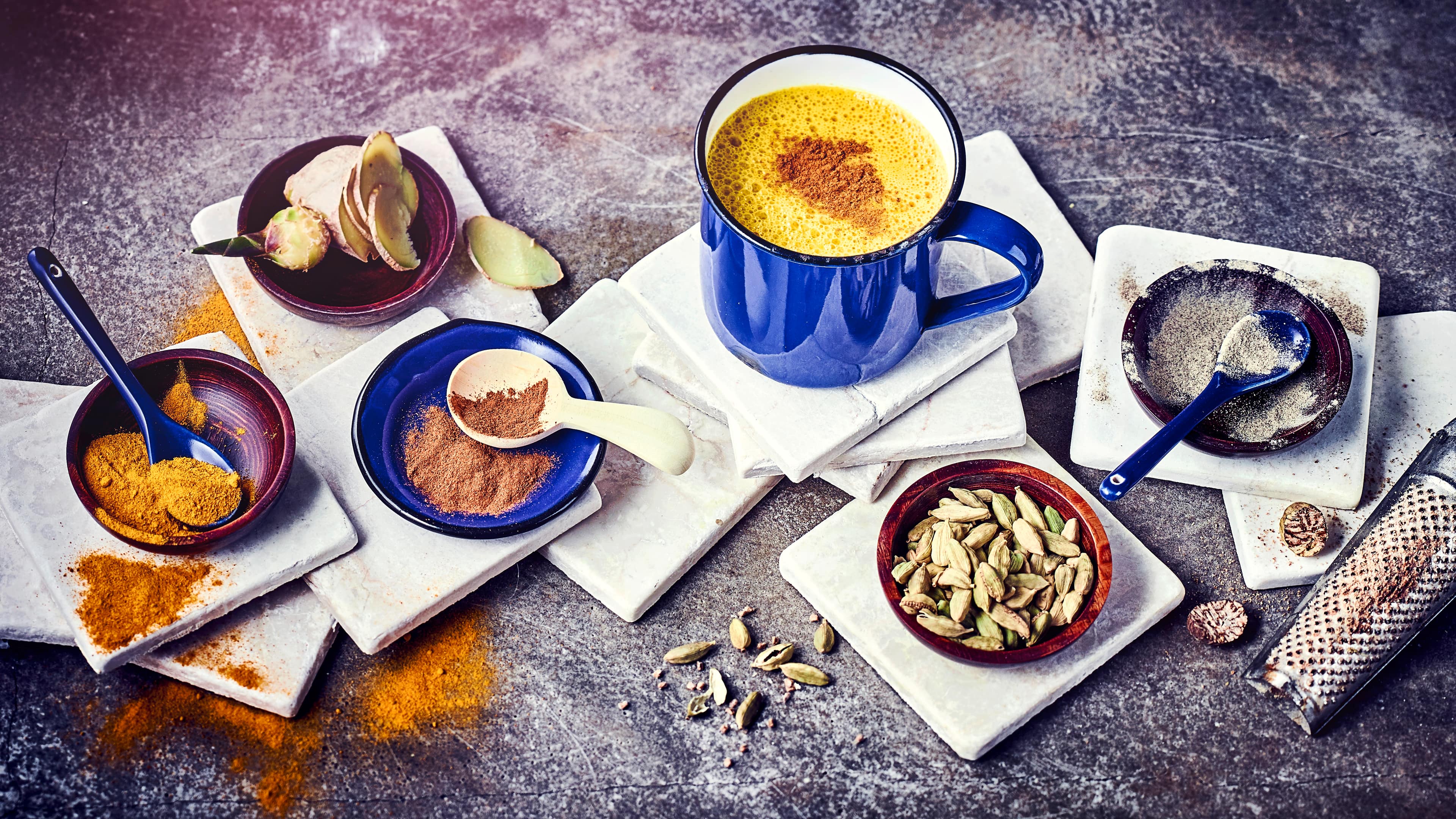 Goldene Milch Dieses Heißgetränk, das auch als „Kurkuma-Latte“ bekannt ist, soll wach machen und die Abwehrkräfte stärken. Alles dank der Kraft der Kurkuma-Wurzel.