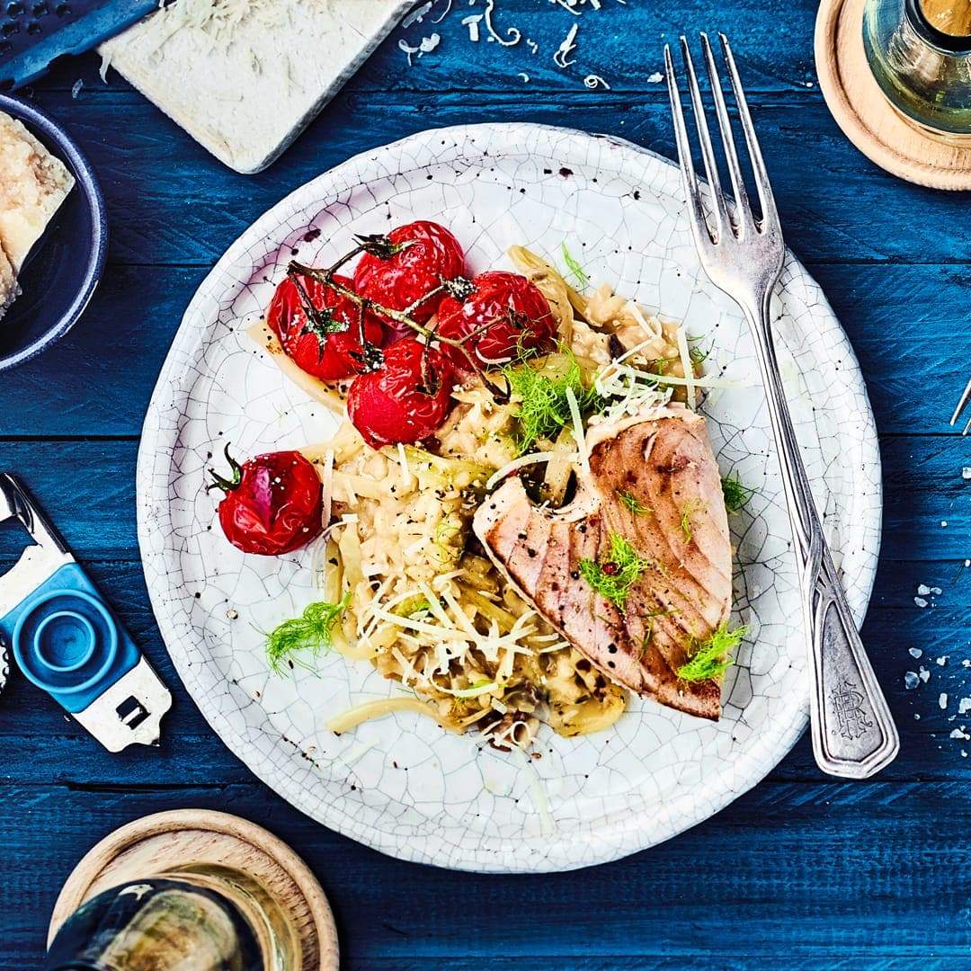 Wenn es mal schnell aber lecker gehen soll: Mit unserem Rezept für Steinpilz-Risotto mit Thunfischsteaks und Parmesan zaubern Sie im Nu ein leckeres Hauptgericht.
