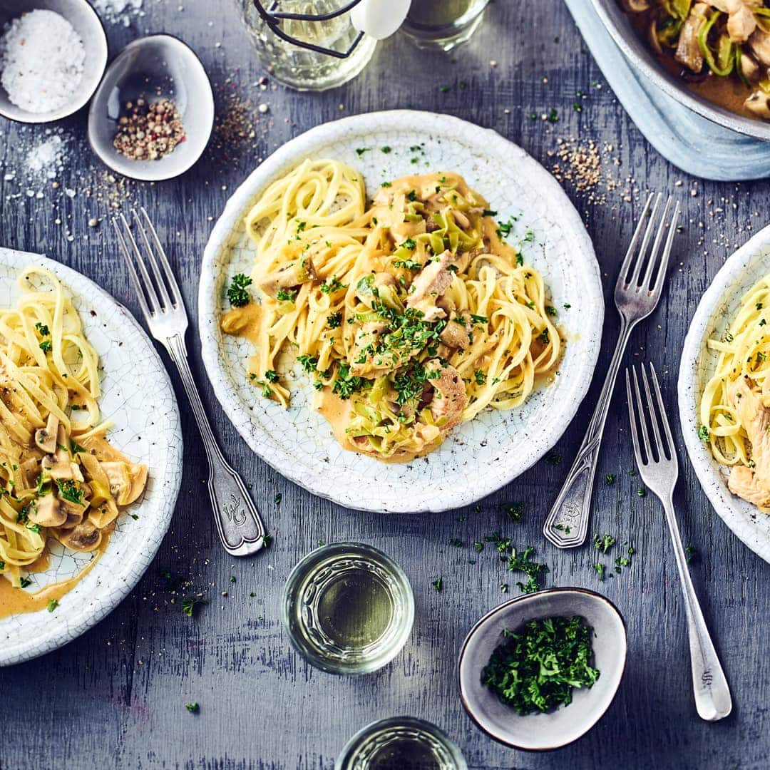 Einfach und schnell zubereitet ein klassisches Abendessen für die ganze Familie: Saftiges Putengeschnetzeltes in einer cremigen Sauce mit Lauch und Champignons zu schwäbischen Bandnudeln.