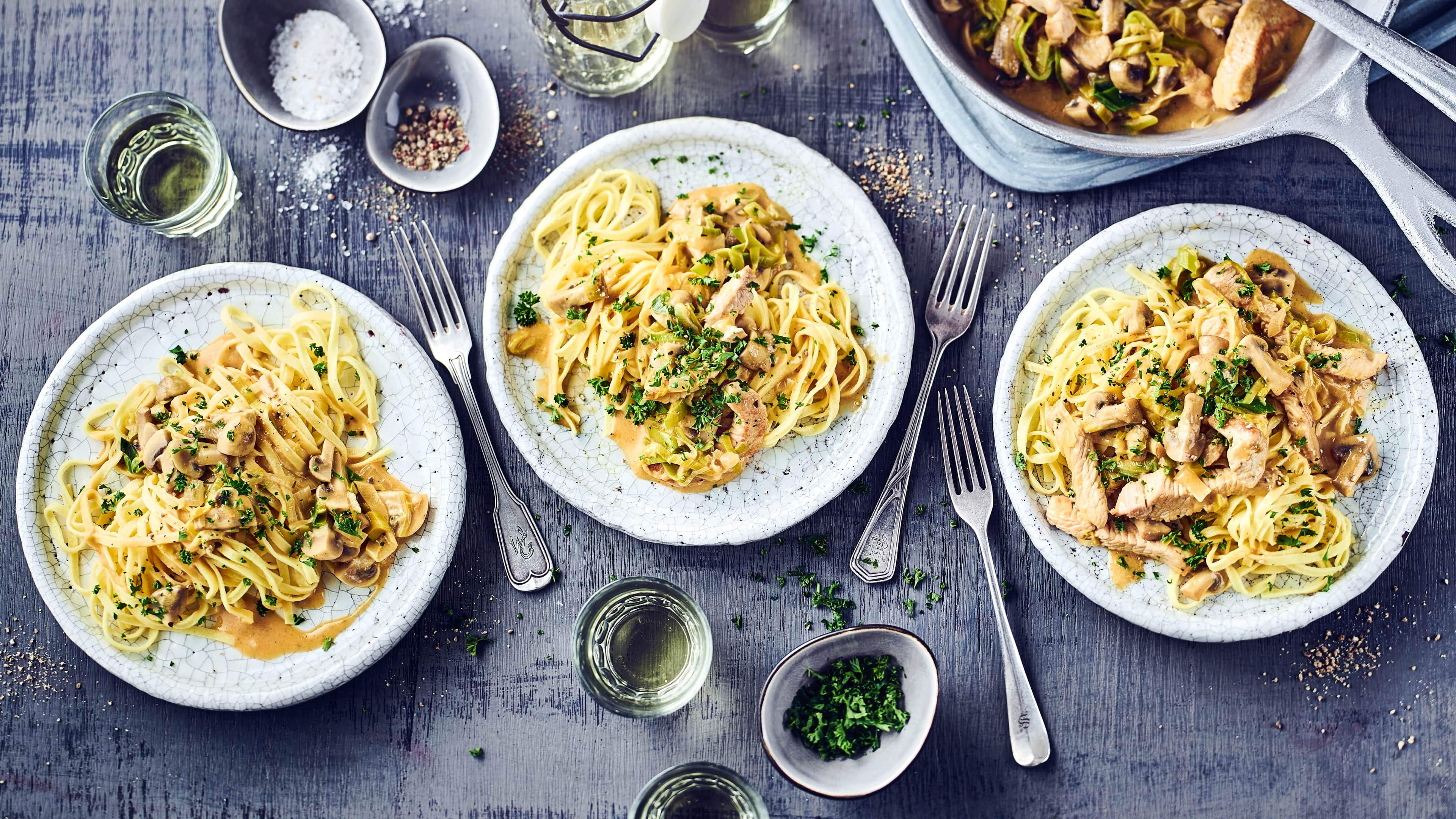 Putengeschnetzeltes mit Lauch Einfach und schnell zubereitet ein klassisches Abendessen für die ganze Familie: Saftiges Putengeschnetzeltes in einer cremigen Sauce mit Lauch und Champignons zu schwäbischen Bandnudeln.
