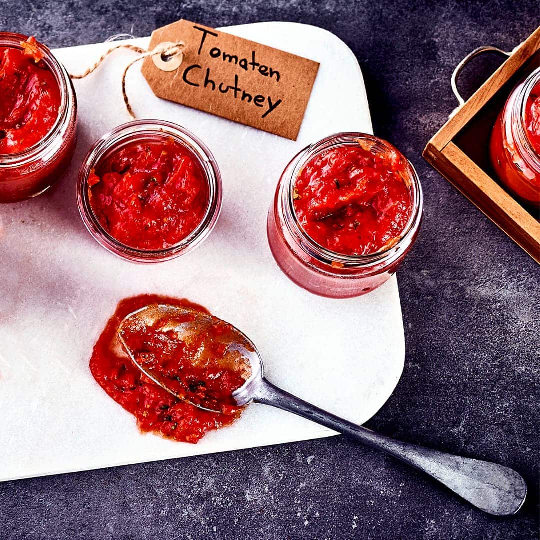 Unser Tomaten-Chutney bringt Würze auf Ihr Buffet oder in Ihre Alltagsküche – einfach zubereitet, schmeckt es als Brotaufstrich, Dip oder Soße!