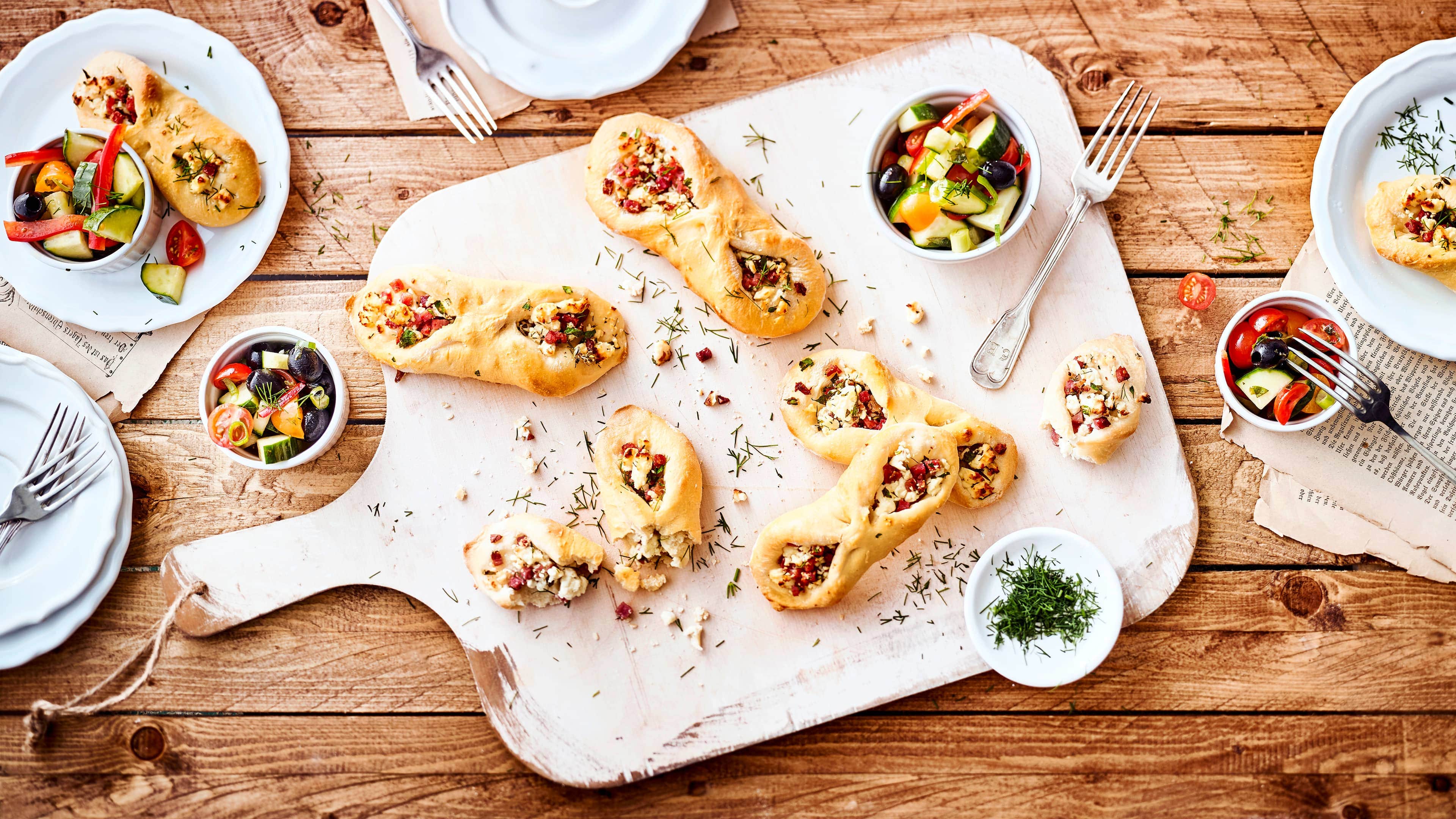 Schinken-Käse-Snack Unser Tipp für eine mediterrane Zwischenmahlzeit: Probieren Sie unseren Snack aus selbstgemachtem Fladenbrot mit Feta-Käse und Schinken, dazu einen bunten Gurke-Tomate-Paprika-Salat mit Oliven!