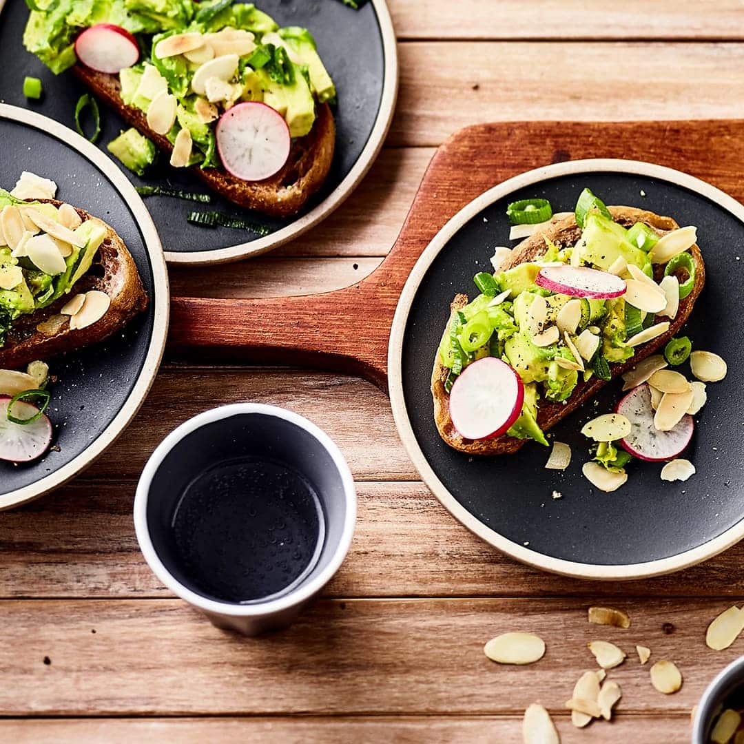 Verzaubern Sie Ihre Gäste mit dieser schmackhaften Vorspeise: Probieren Sie unsere Ciabatta-Bruschetta mit Avocado, Knoblauch, Radieschen und Mandelstiften – fertig in 25 Minuten!