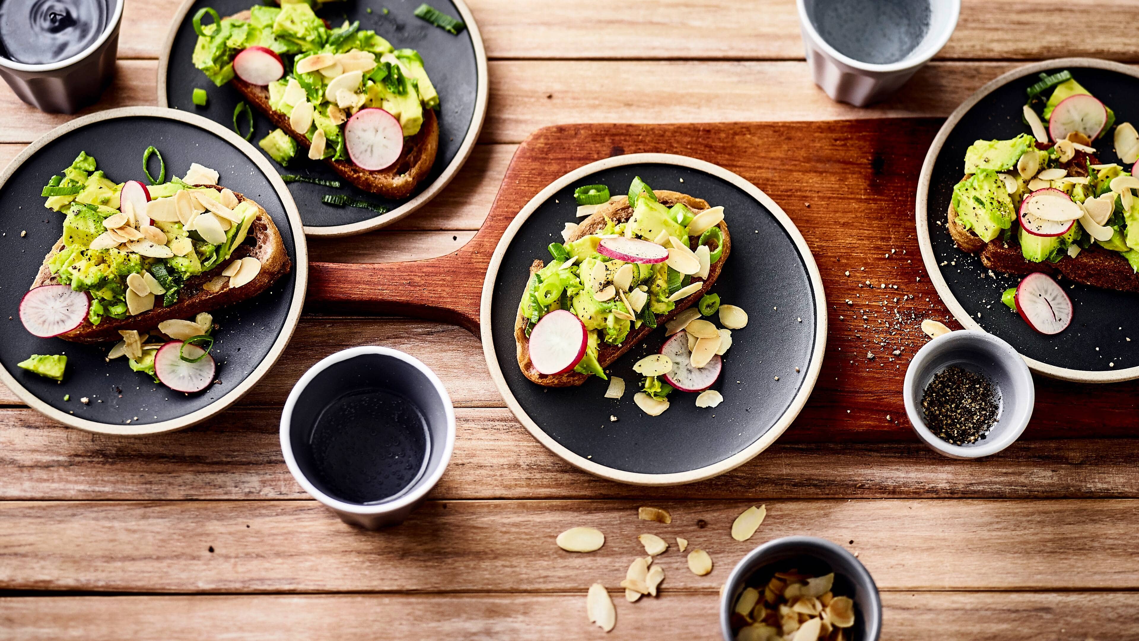 Avocado-Bruschetta Verzaubern Sie Ihre Gäste mit dieser schmackhaften Vorspeise: Probieren Sie unsere Ciabatta-Bruschetta mit Avocado, Knoblauch, Radieschen und Mandelstiften – fertig in 25 Minuten!