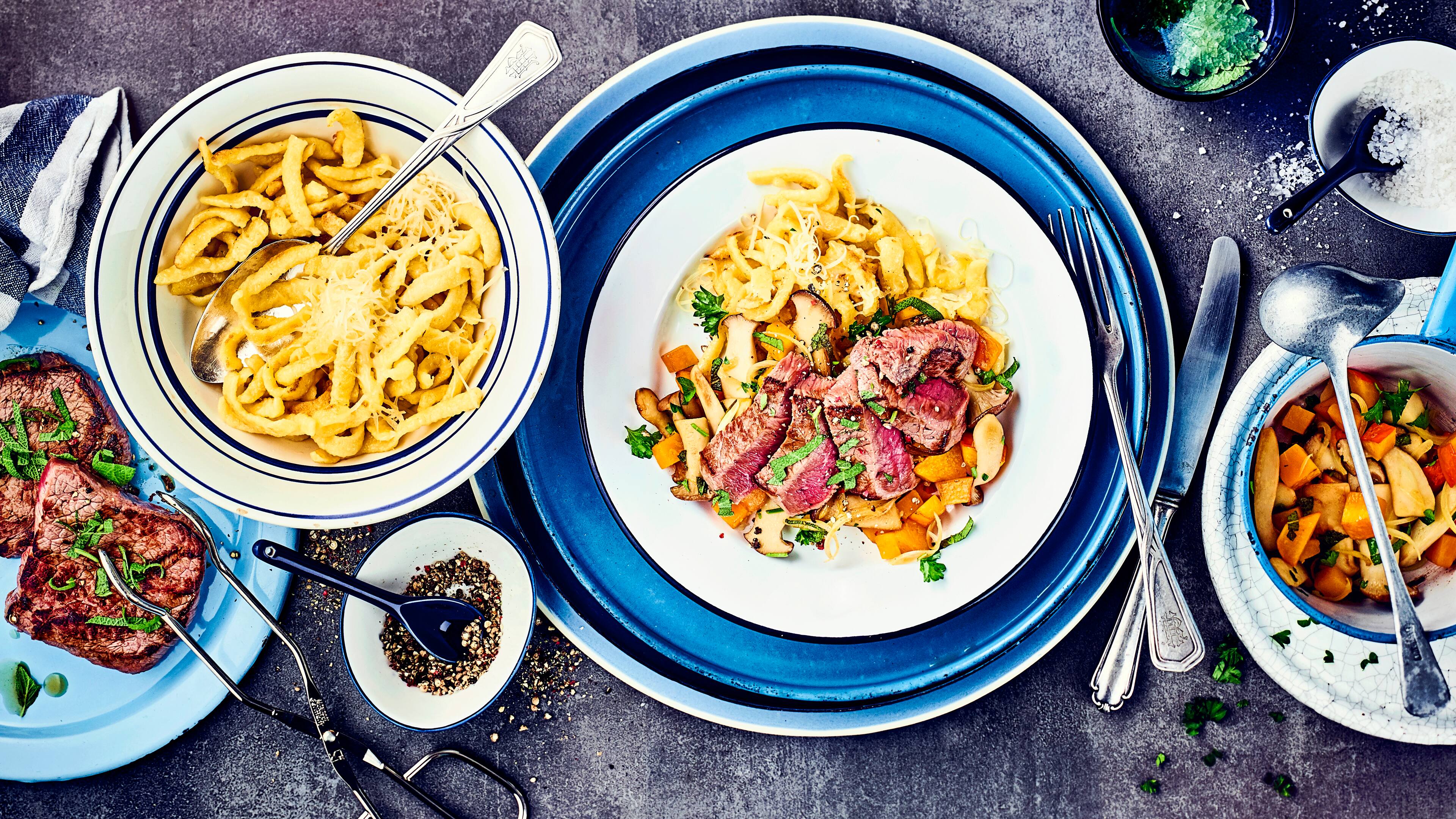 Lammsteaks mit Pilzgemüse Zartes Lammsteak mit einer frischen Gemüsepfanne mit Hokkaido-Kürbis, Wildkräuterkäse, Kräuterseitlingen und Salbei. Probieren Sie unser Rezept aus!