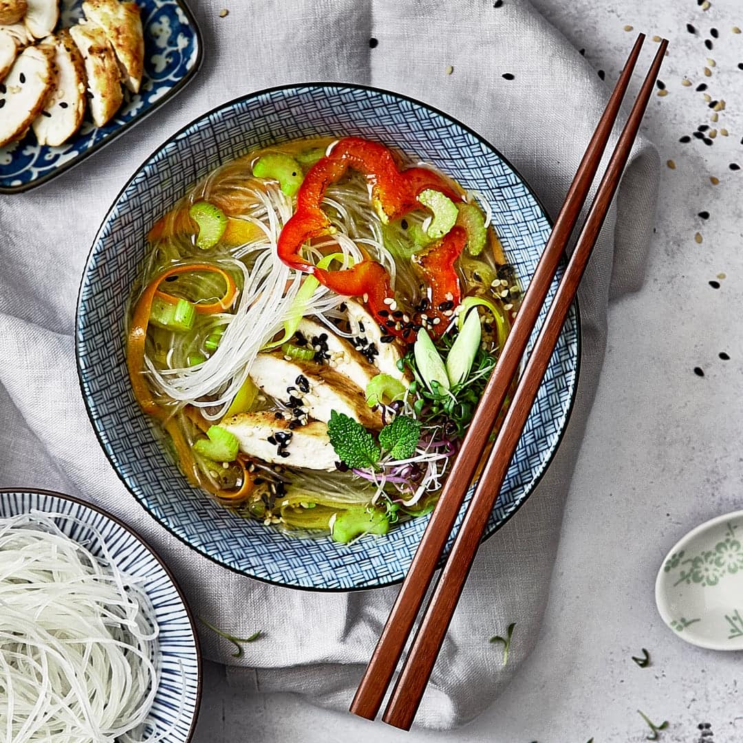 Die Thai-Suppe nach unserem Rezept wird mit frischem Zitronengras, Huhn und Paprika zubereitet. Glasnudeln zugeben und fertig – probieren Sie es aus!
