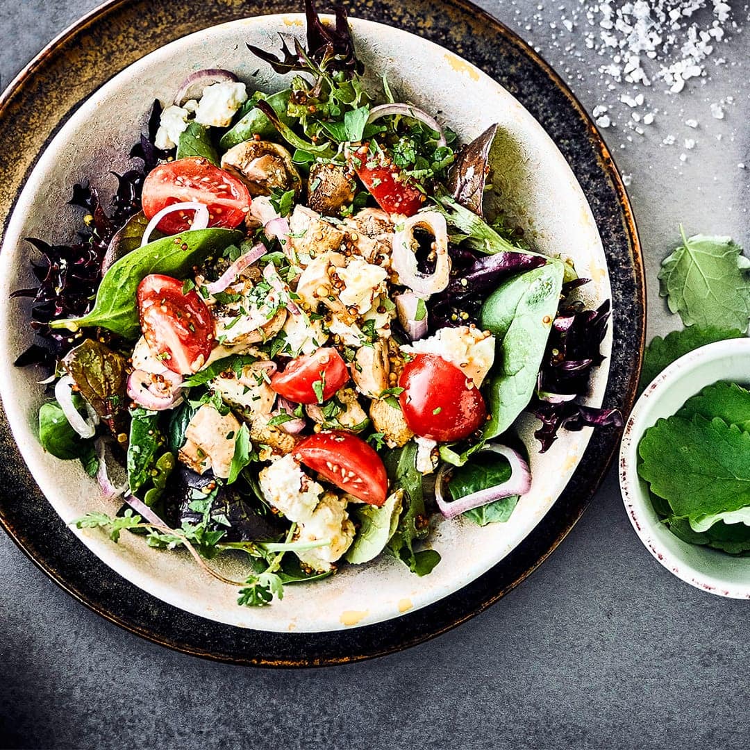 Leckeres Abendessen ganz ohne Laktose: Probieren Sie unser Rezept für Blattsalate mit Champignons, Schafskäse und pikantem Balsamico-Dressing aus!