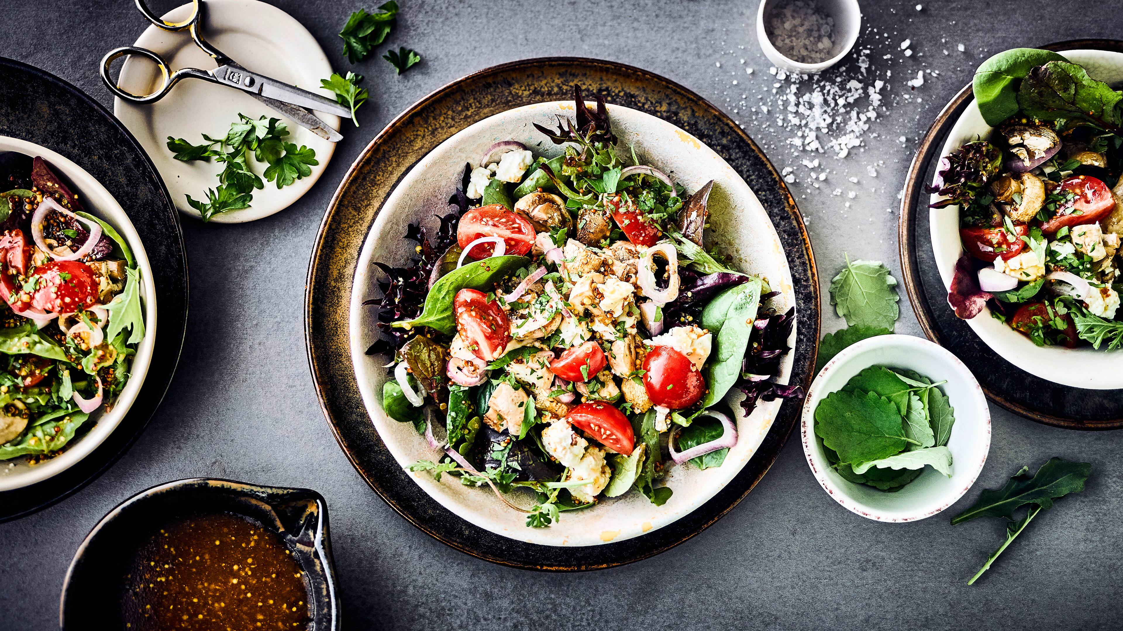 Blattsalate mit Pilzen Leckeres Abendessen ganz ohne Laktose: Probieren Sie unser Rezept für Blattsalate mit Champignons, Schafskäse und pikantem Balsamico-Dressing aus!