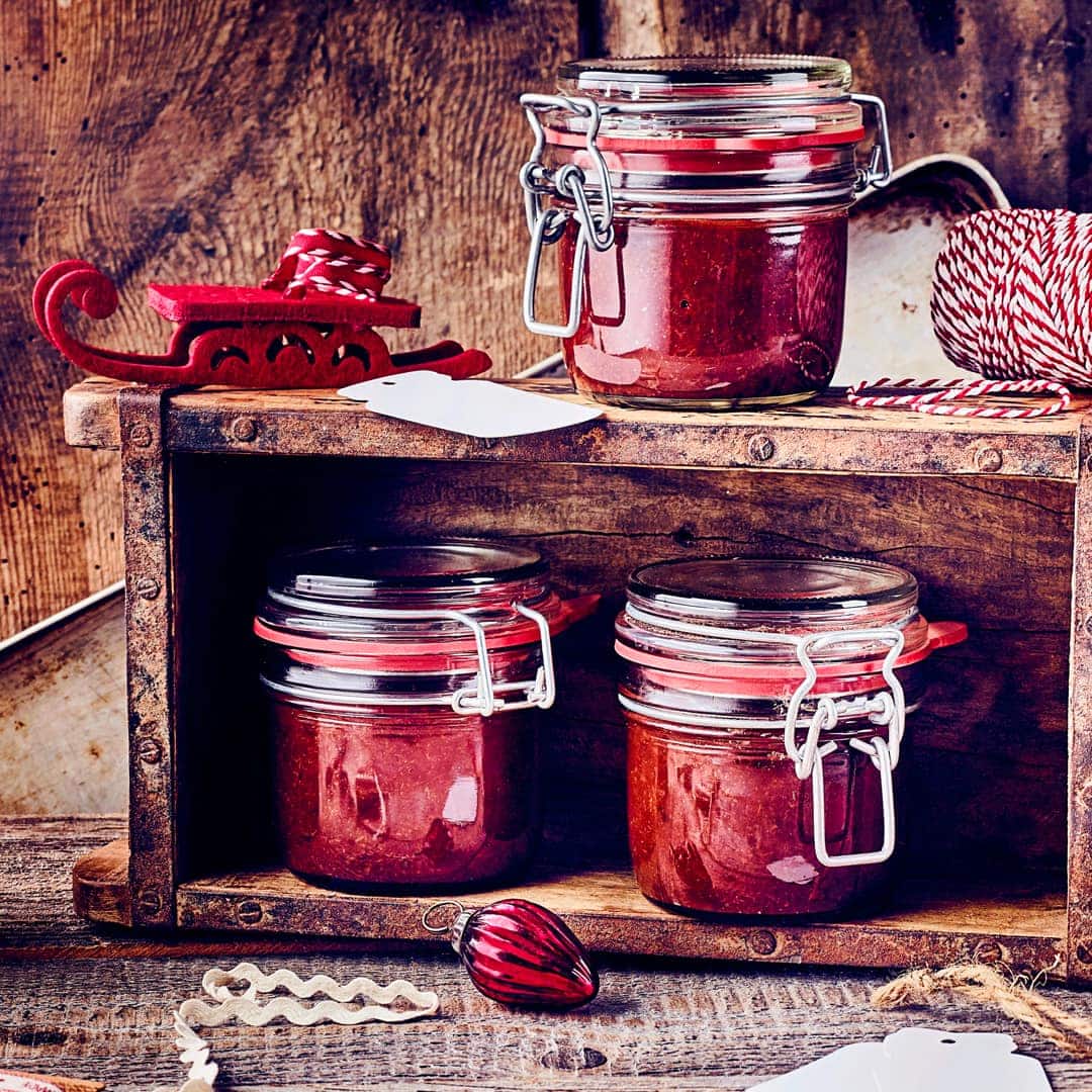Eine weihnachtliche Konfitüre, die nicht nur an Weihnachten schmeckt. Probieren Sie doch mal die Pflaumen-Lebkuchenkonfitüre, auch super zum Verschenken zu Weihnachten.