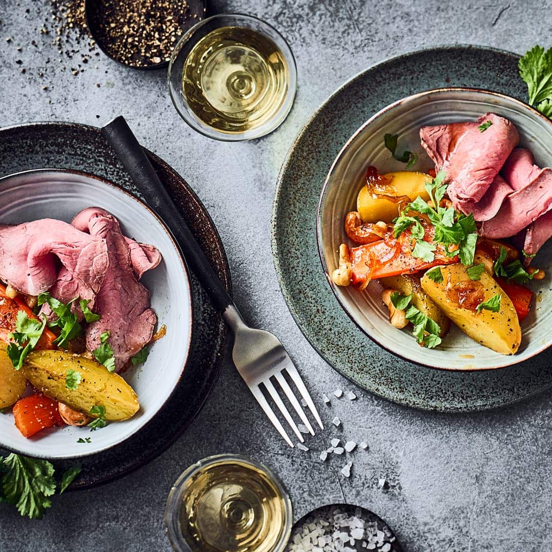 Mit unserem Rezept für ein Roastbeef-Tataki aus dem Ofen zaubern Sie asiatische Küche auf den Tisch – dazu gibt's Cashew-Kartoffel-Möhren-Gemüse!
