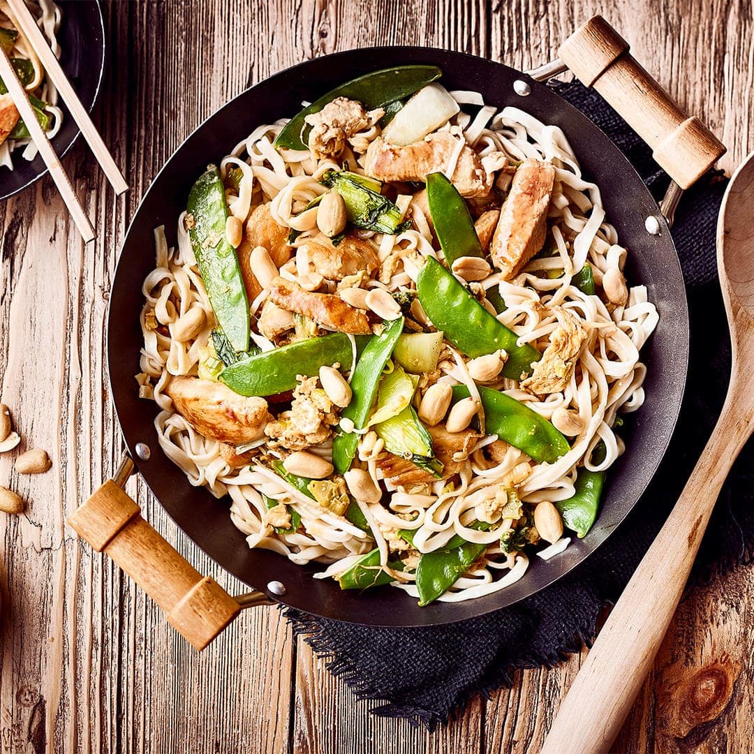 Goreng bedeutet soviel wie „gebraten“ und Bami steht für Nudel. Bei Bami Goreng servieren wir Ihnen gebratene Nudeln mit Hähnchenfleisch und Gemüse.