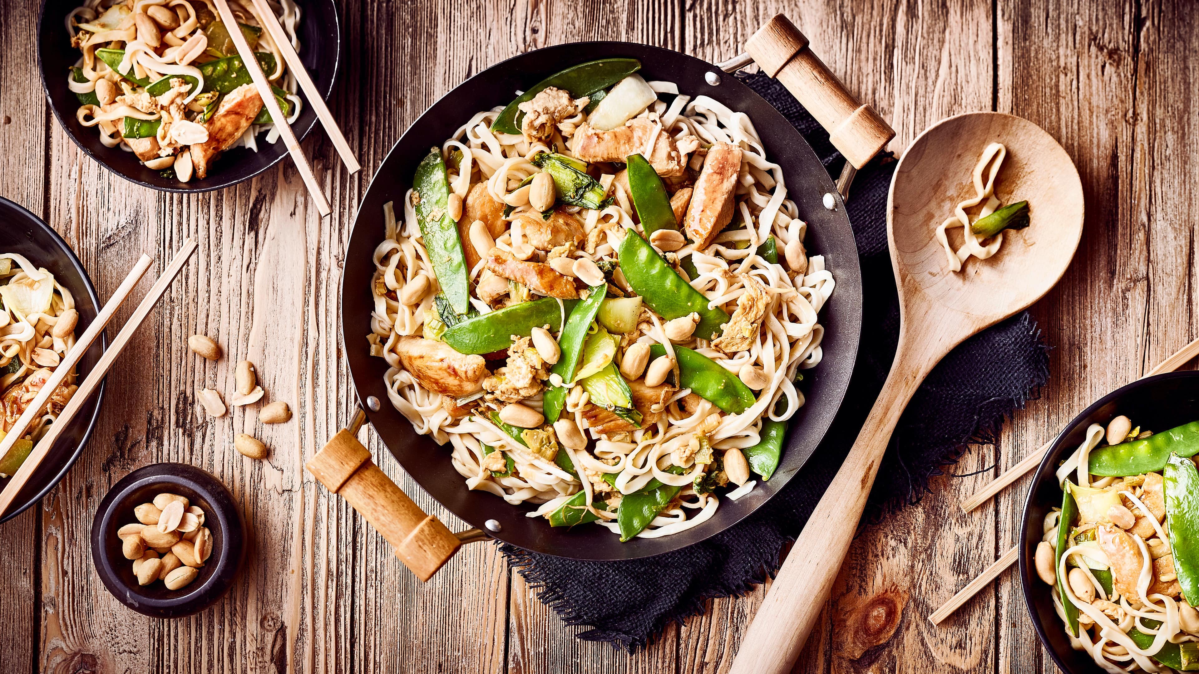 Bami Goreng Goreng bedeutet soviel wie „gebraten“ und Bami steht für Nudel. Bei Bami Goreng servieren wir Ihnen gebratene Nudeln mit Hähnchenfleisch und Gemüse.