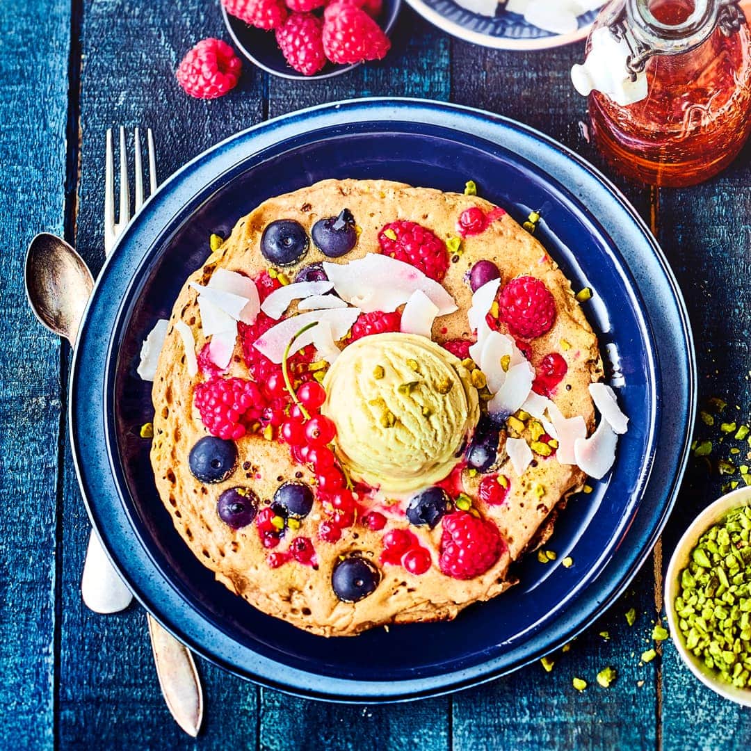 Ob als süßer Mittagssnack oder ballaststoffreiches Abendessen – backen Sie mit Dinkelmehl, Beeren und Pistazien unseren köstlichen Bananen-Schaum-Pfannkuchen!