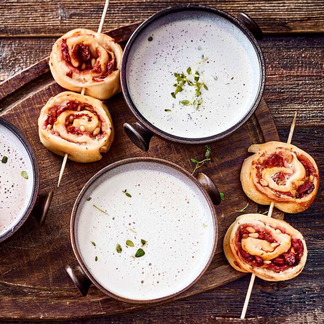 Unser Tipp für einen deftigen Snack an kalten Herbsttagen: Probieren Sie unsere Steinpilzsuppe mit Schnecken am Spieß aus Pizzateig, getrockneten Tomaten und Parmaschinken – fertig in 45 Minuten!