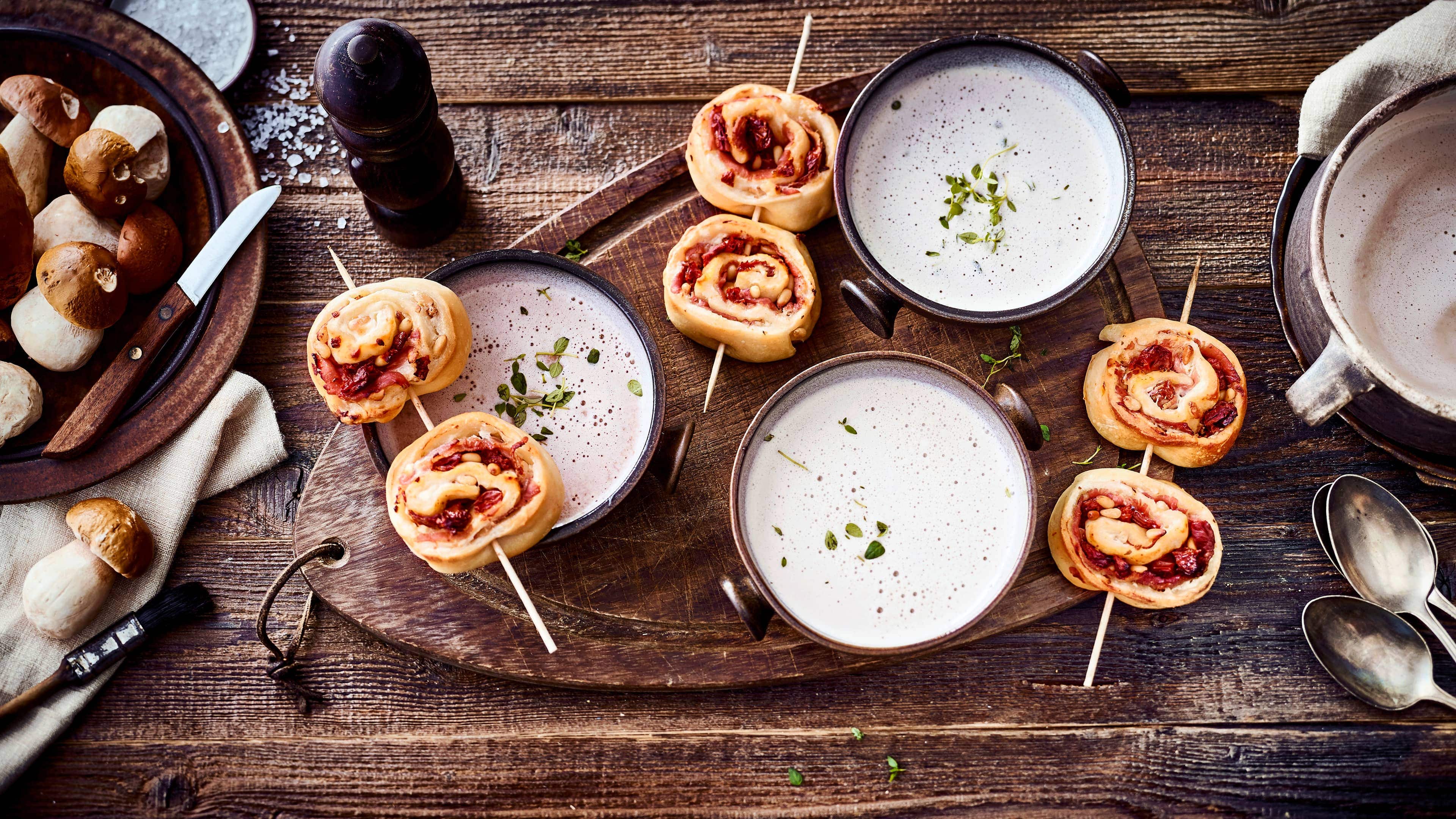 Steinpilzsuppe Unser Tipp für einen deftigen Snack an kalten Herbsttagen: Probieren Sie unsere Steinpilzsuppe mit Schnecken am Spieß aus Pizzateig, getrockneten Tomaten und Parmaschinken – fertig in 45 Minuten!