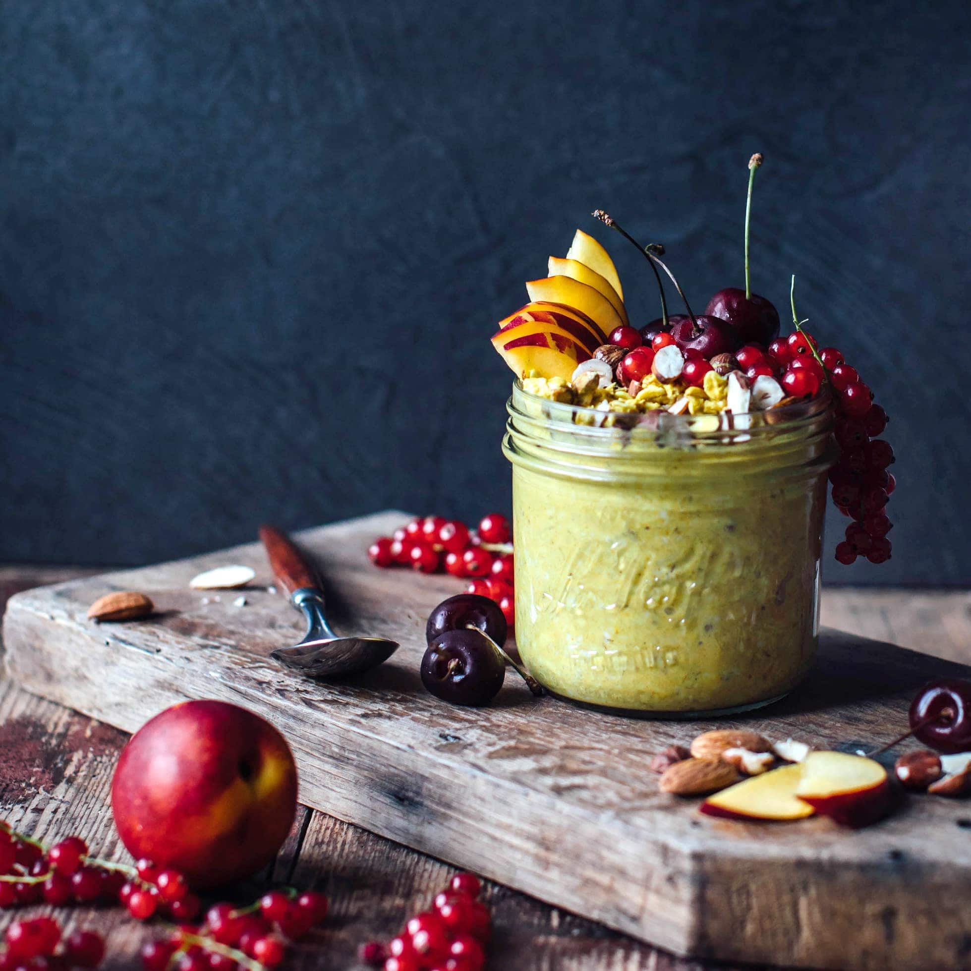 Ein goldener Morgen ist der schönste Start in den Tag! Probieren Sie unsere Golden Milk Overnight Oats mit gehackten Nüssen und Pfirsichen.