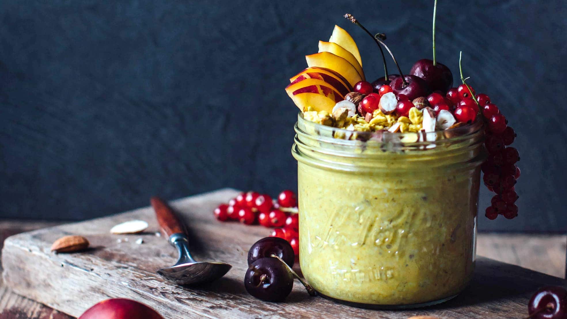 Golden Milk Overnight Oats Ein goldener Morgen ist der schönste Start in den Tag! Probieren Sie unsere Golden Milk Overnight Oats mit gehackten Nüssen und Pfirsichen.