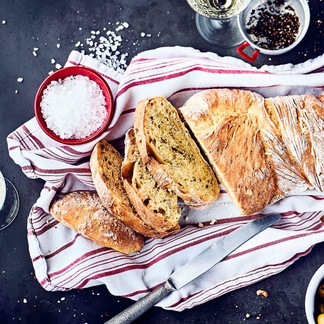 Frisches Brot selber backen: Mit unserem Ciabatta-Rezept ist das wirklich ganz einfach und Sie brauchen nur wenige Zutaten. Probieren Sie es aus!